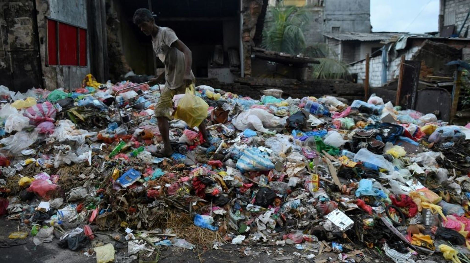 Des déchets dans une rue de la ville de Colombo, capitale du Sri Lanka, le 26 juin 2017