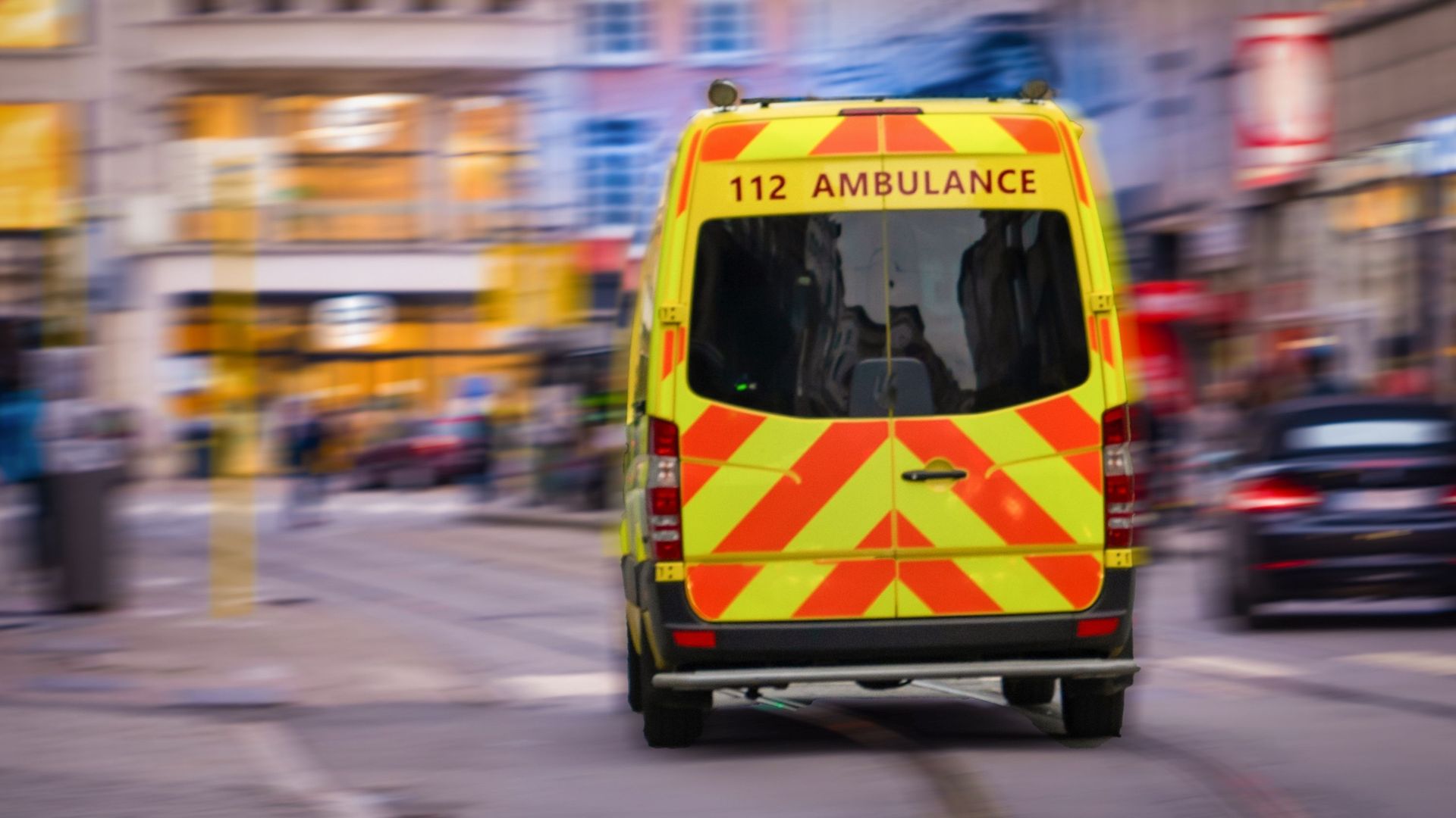 Vue arrière de la voiture d’ambulance d’urgence dans une rue brouillée