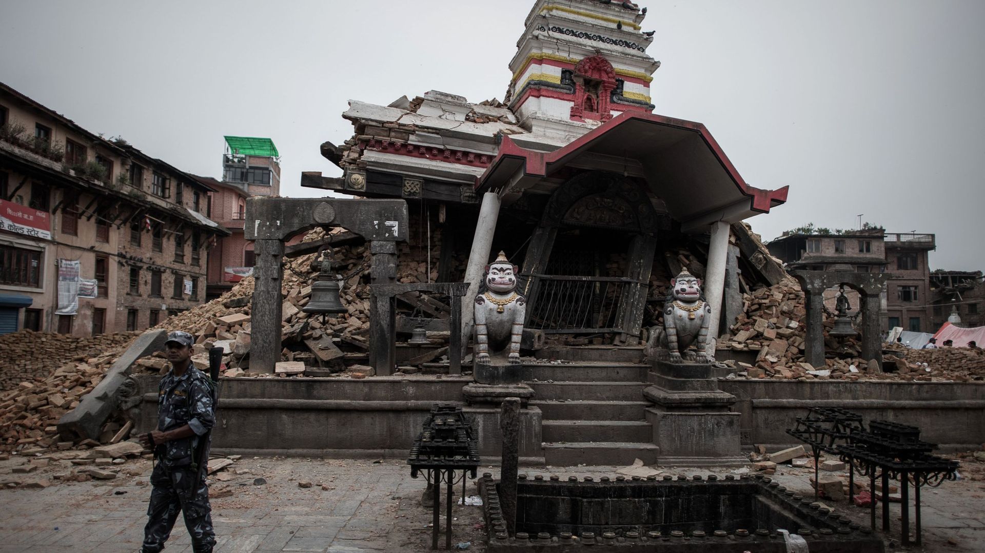 fouilles-dans-les-cites-detruites-par-le-tremblement-de-terre-au-nepal