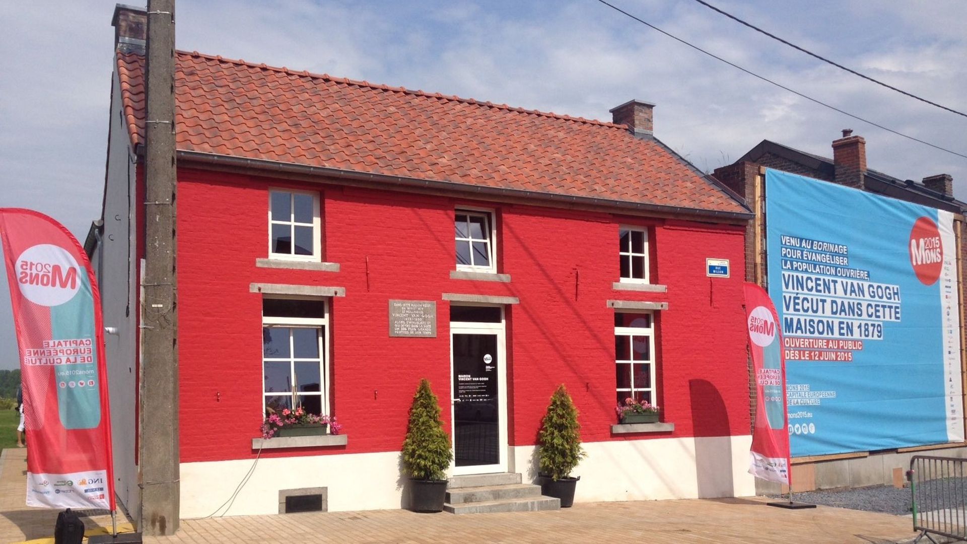 La maison et sa façade rouge "sang de bœuf"