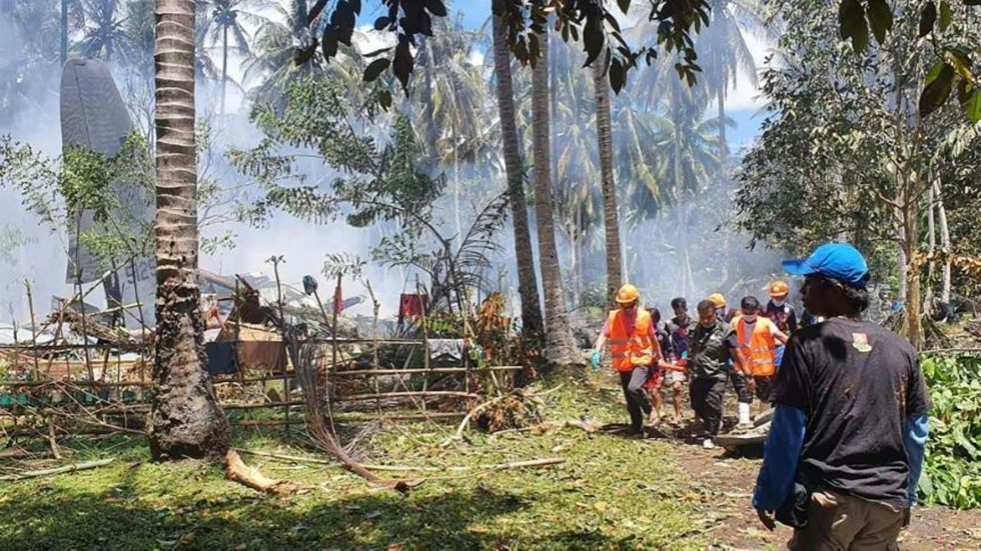 Opérations de sauvetage après le crash d'un avion militaire à Jolo, aux Philippines, le 4 juillet 2021