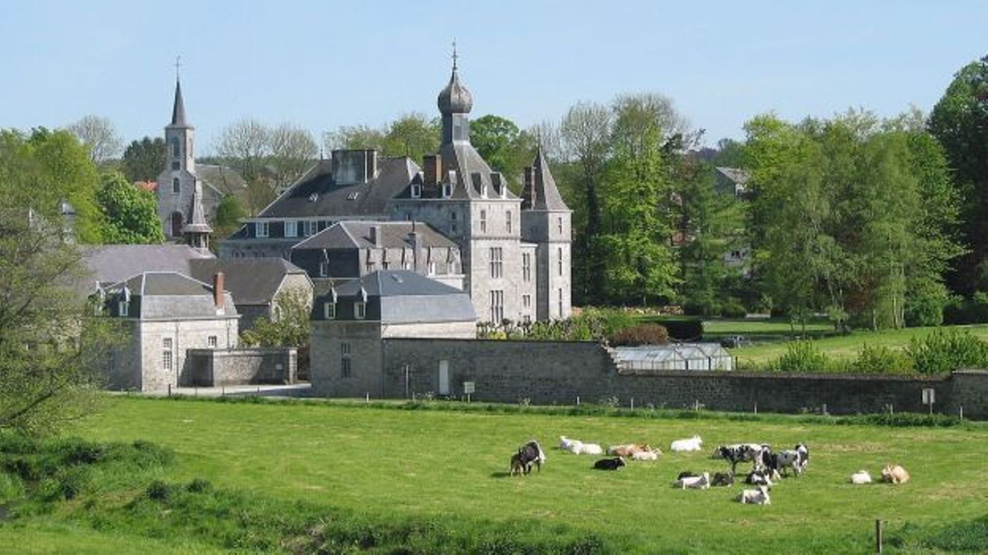 L’ancien château, devenu monastère bénédictin