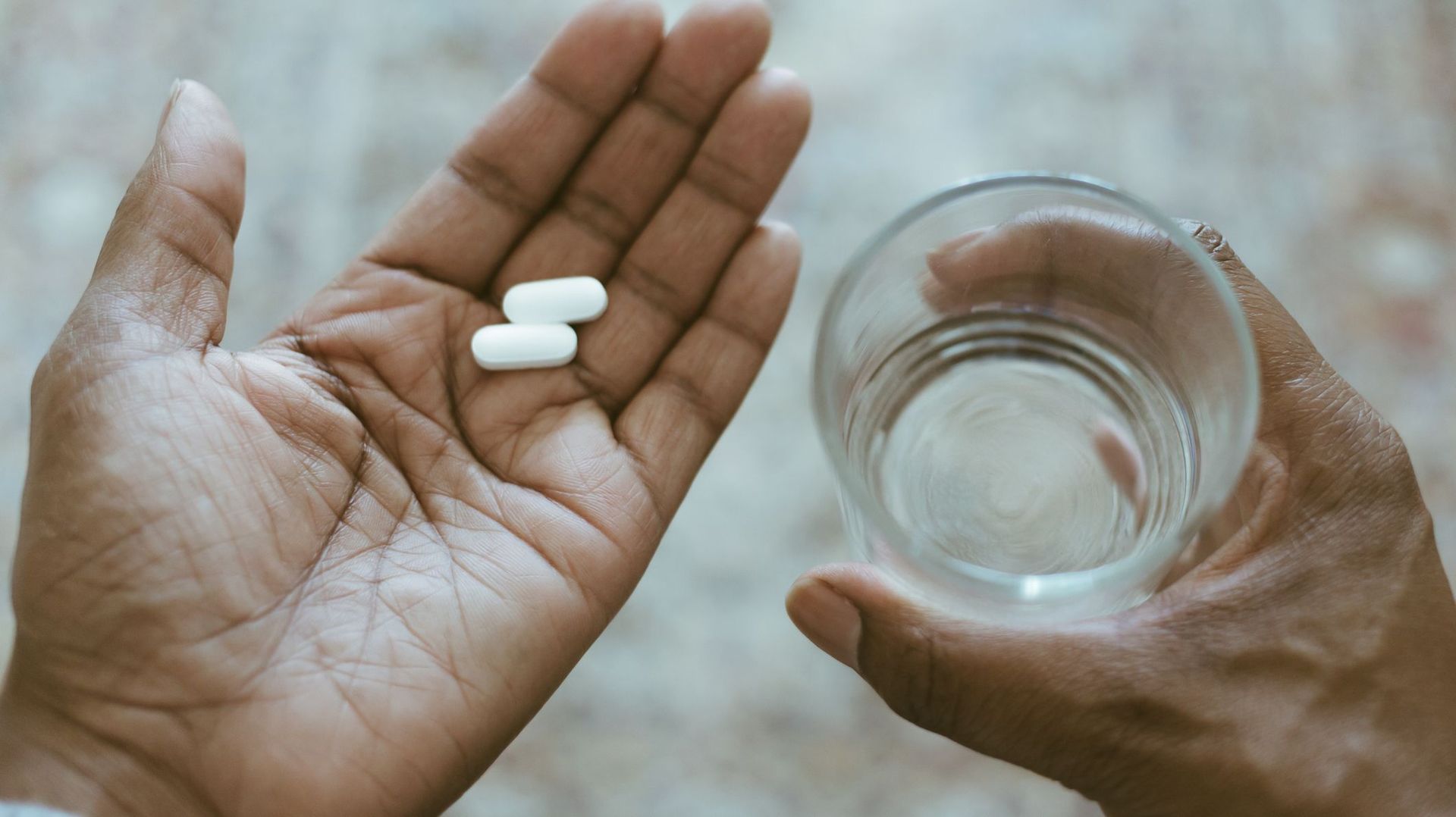 Antibiotiques et antidouleurs : une combinaison à risque ?