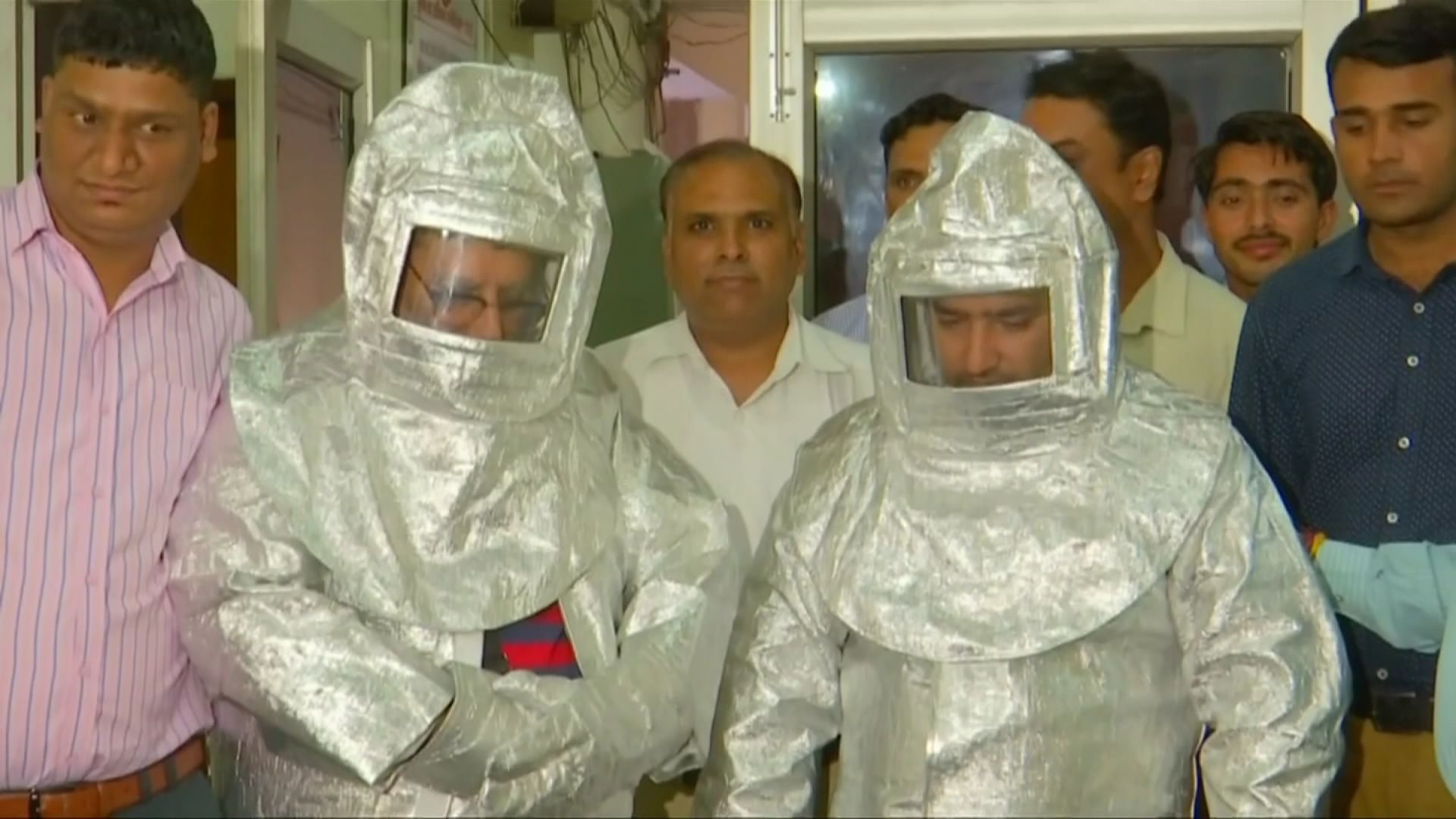 Des escrocs indiens habillés en "cosmonaute" sont la risée des réseaux sociaux