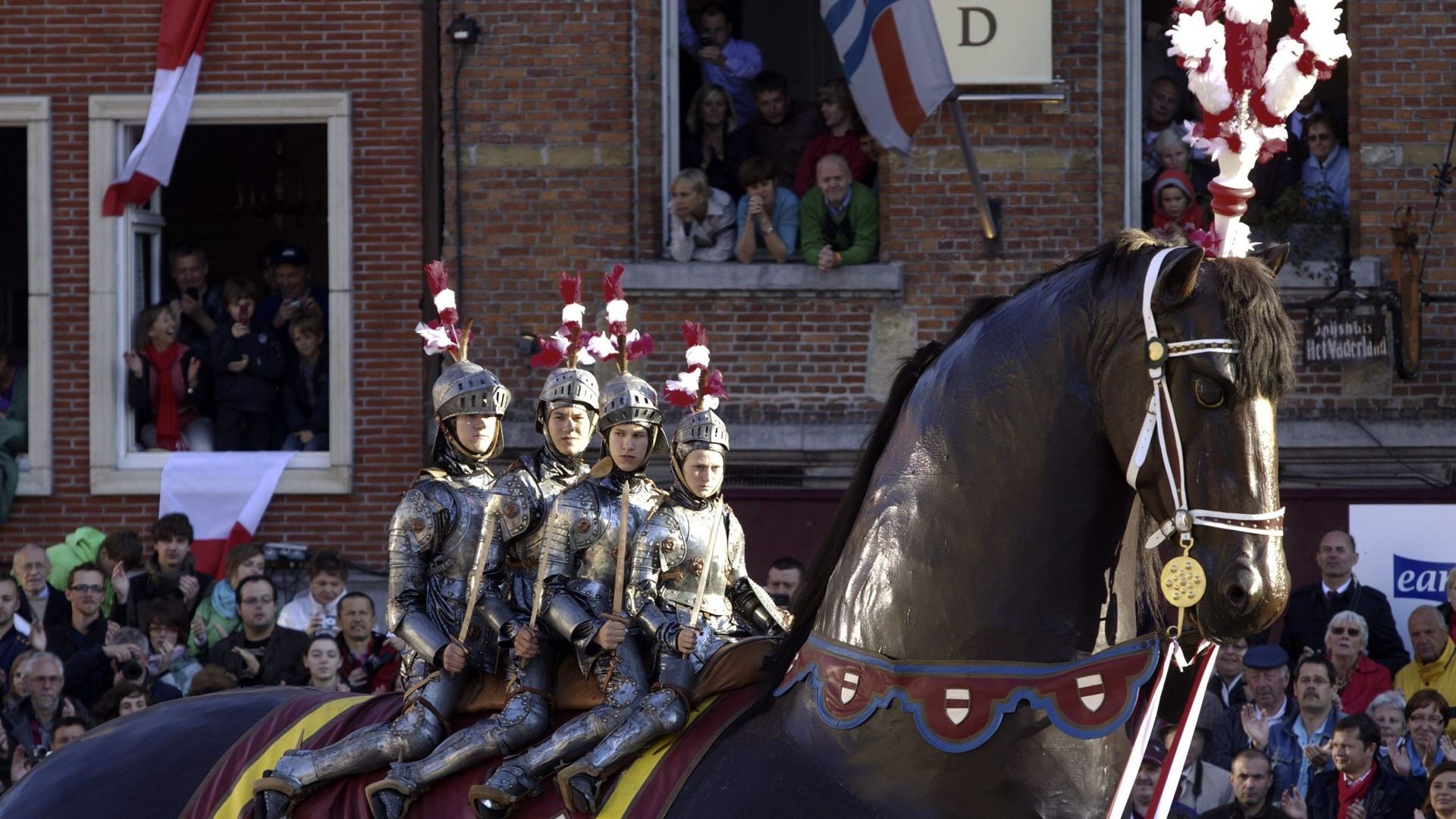 La photo d’illustration montre les quatre frères sur le cheval lors du 'Ros Beiaardommegang', une procession décennale mettant en scène le cheval héroïque Ros Beiaard, dimanche 30 mai 2010, à Dendermonde.