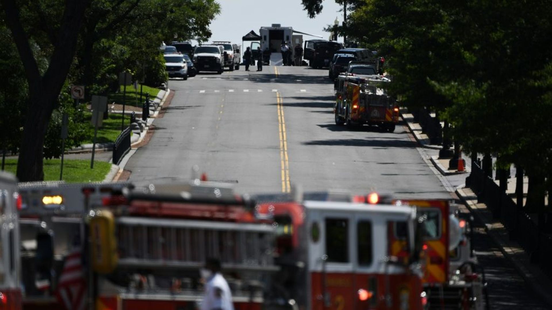 Des véhicules de pompiers et de police près du Capitole où un véhicule est suspecté de contenir des explosifs, le 19 août 2021 à Washington