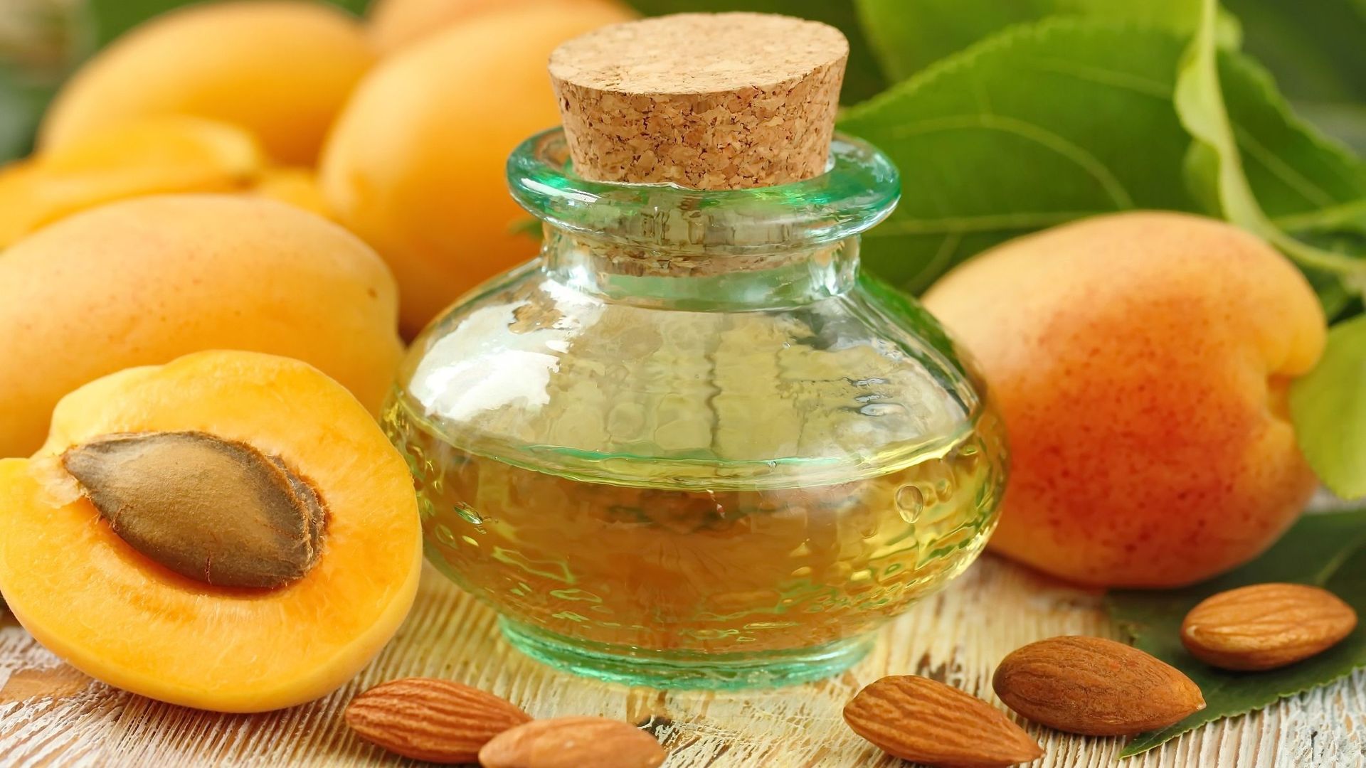 Le pouvoir des huiles végétales : l’huile de noyaux d’abricot pour régénérer la peau et illuminer le teint
