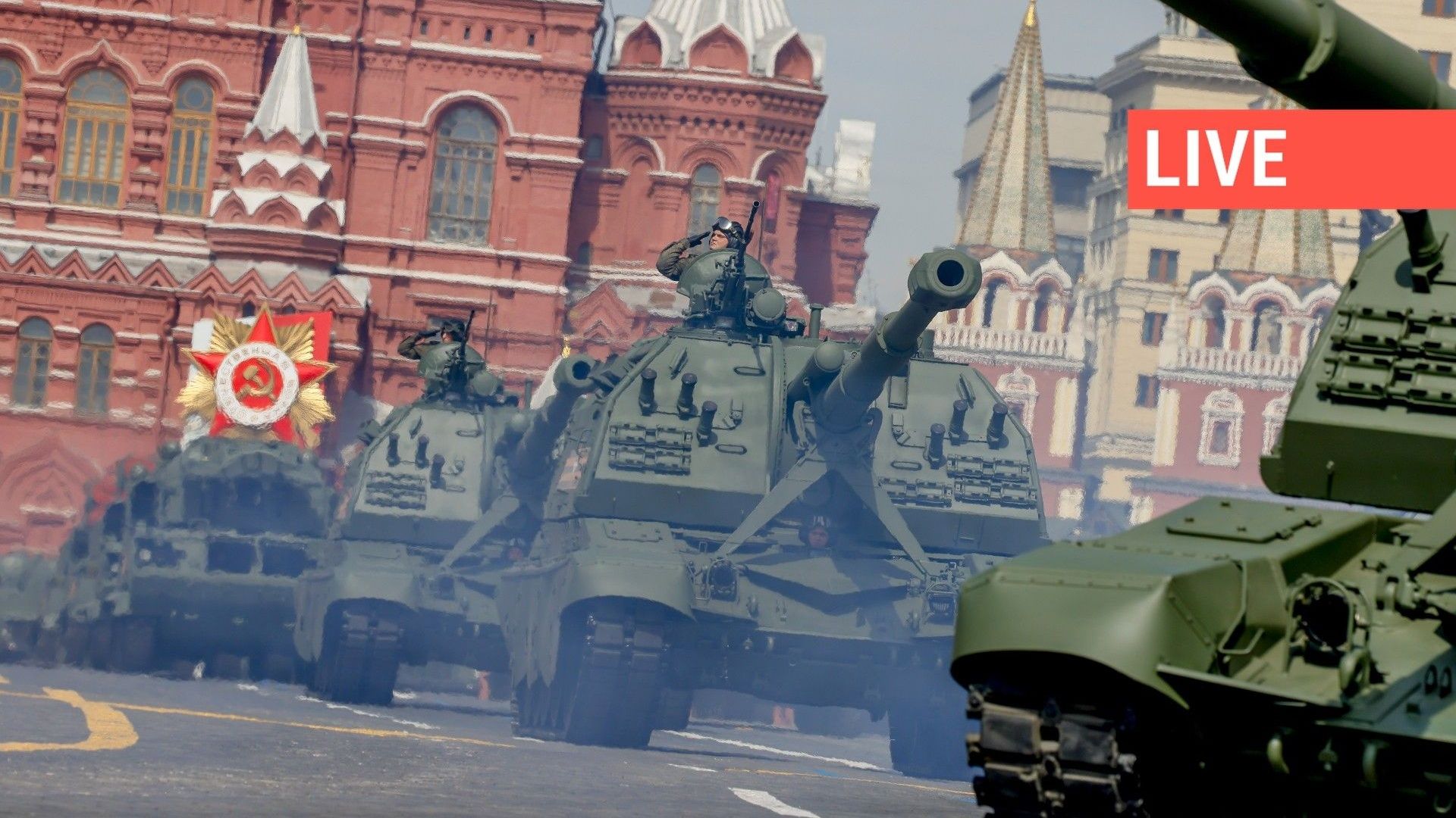 Des véhicules militaires russes se dirigent vers la Place Rouge en passant par la rue Tverskaya lors de la répétition du défilé militaire du Jour de la Victoire marquant le 77e anniversaire de la victoire sur l'Allemagne nazie lors de la Seconde Guerre mo