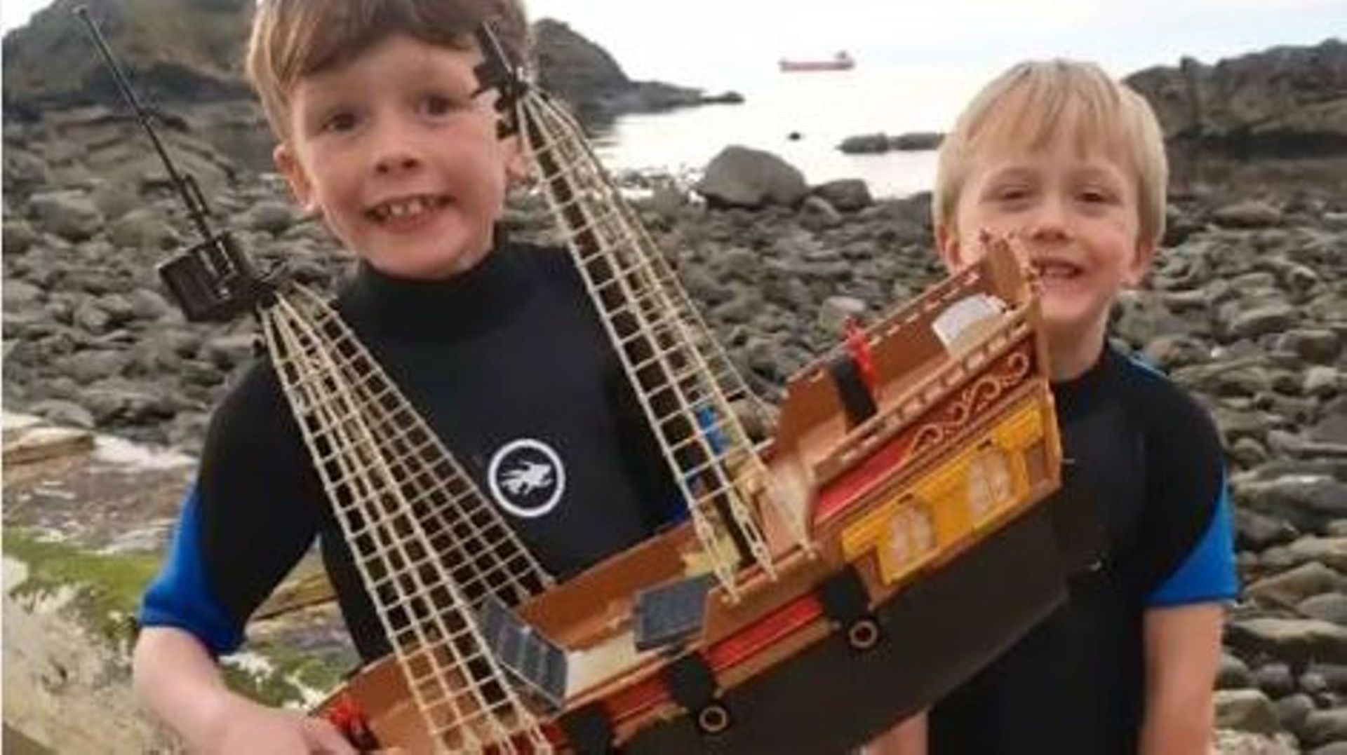 le-bateau-playmobil-de-deux-enfants-traverse-l-ocean