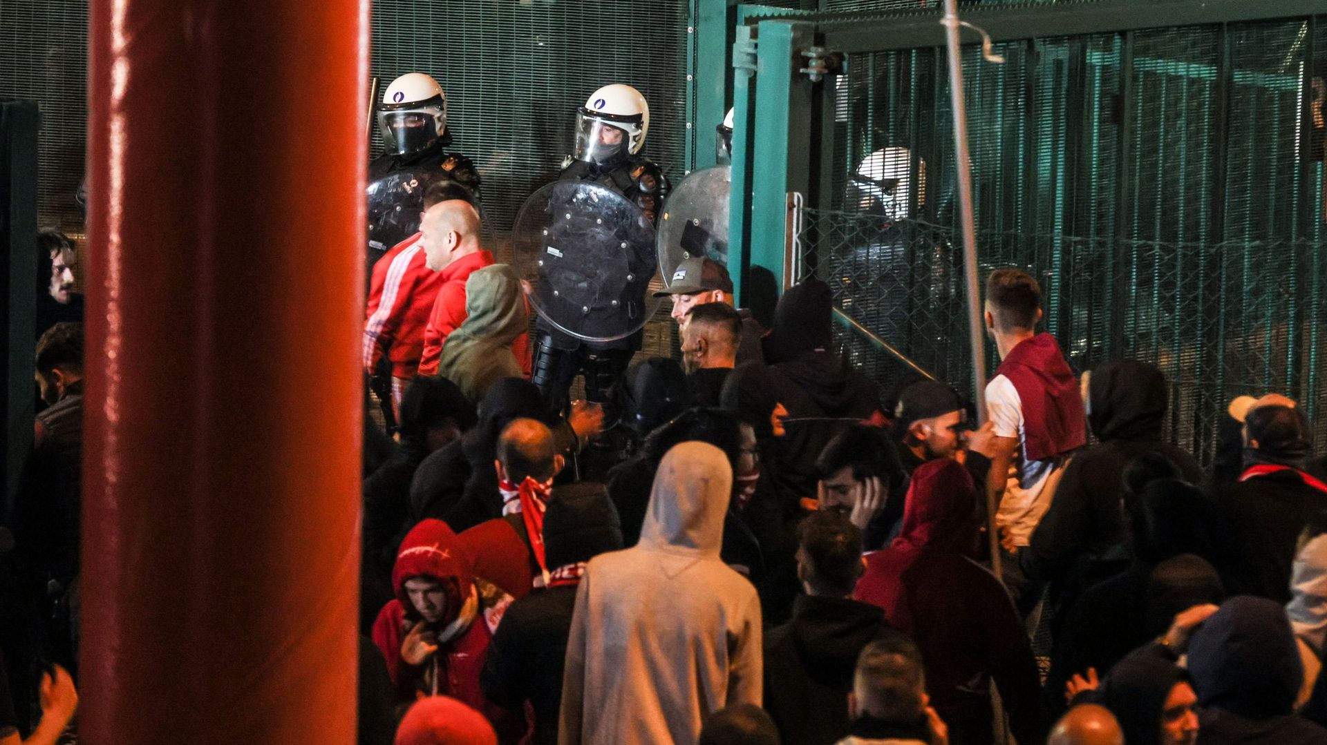 Standard Anderlecht Grosse Tension Jets De Pétards Et Supporters