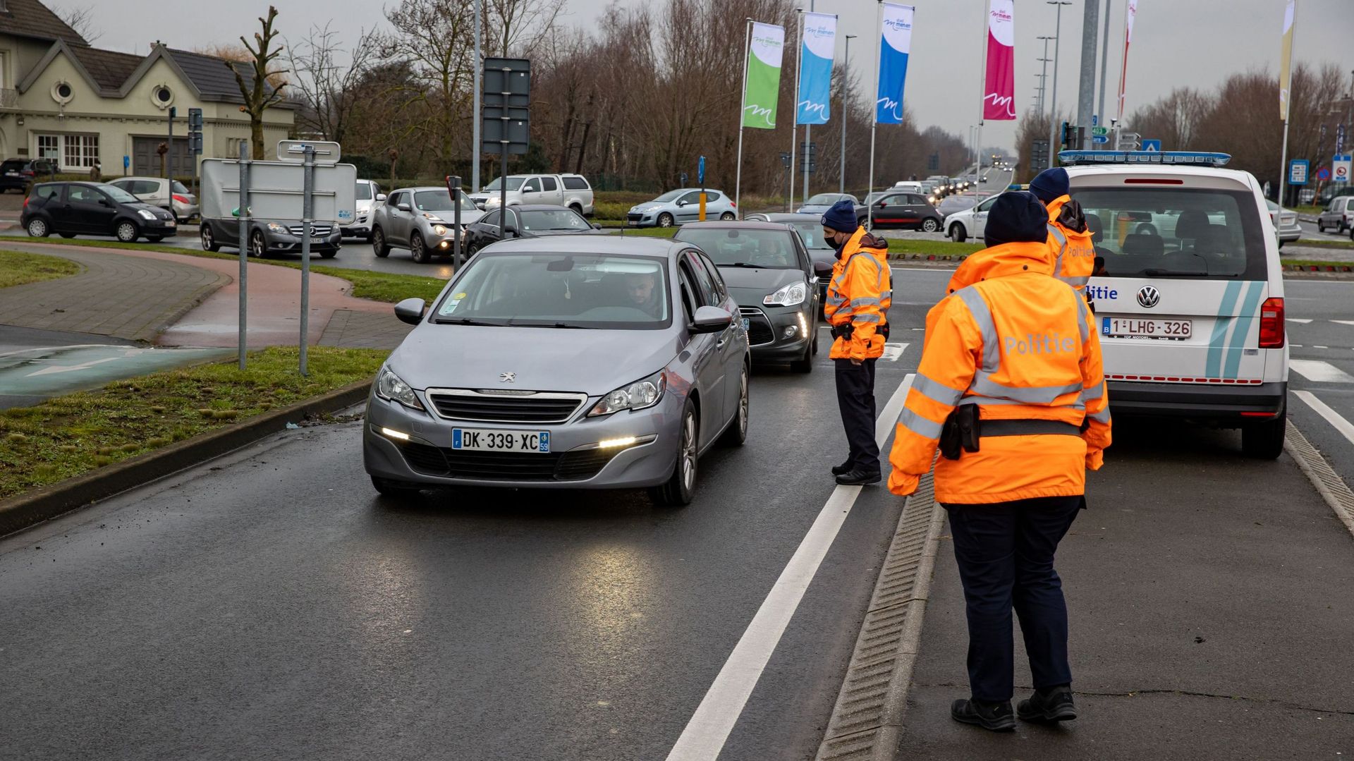 Un contrôle de police à la frontière entre la Belgique et la France le 27 janvier, pour contrôler l’interdiction des voyages "non-essentiels".