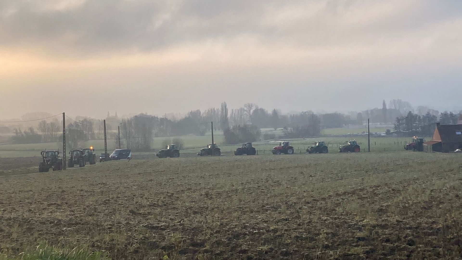 Au départ de Tielt ce matin, une dizaine de tracteurs se rassemblent. Des réunions comme celles-ci, il y en a un peu partout en Flandre et toutes convergent vers le même endroit : la capitale.