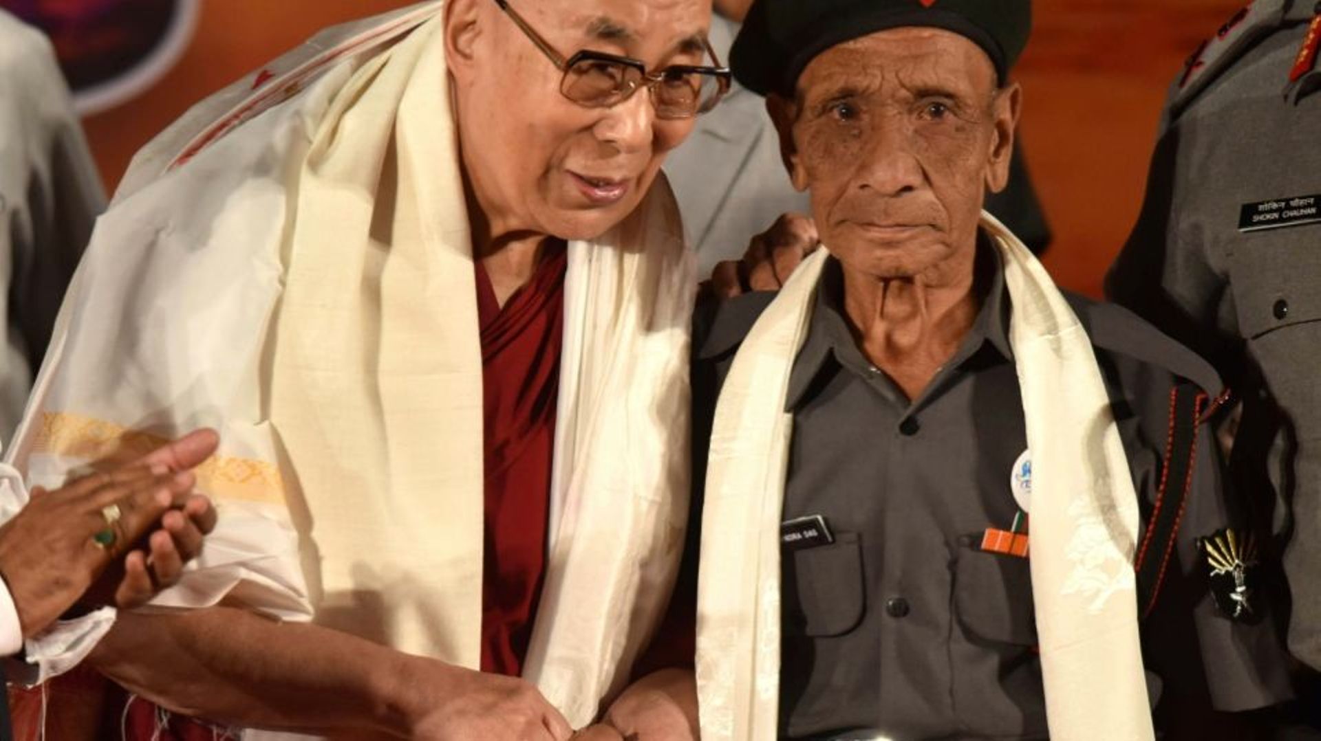 Naren Chandra Das (D), lors d'une rencontre avec le dalaï lama qu'il avait escorté sur le sol indien après sa fuite du Tibet, à Guwahati en Inde le 2 avril 2017