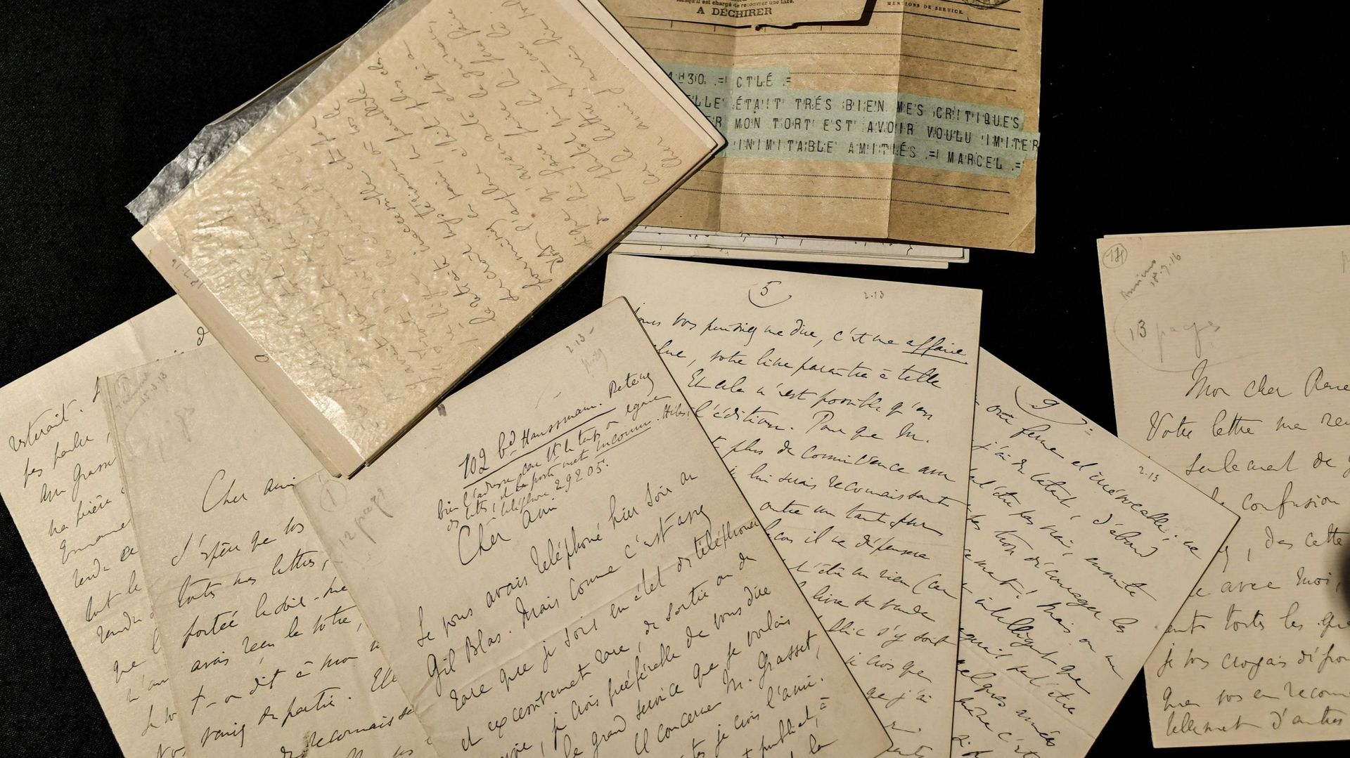 Des lettres et des documents originaux de la main de Marcel Proust, lors de leur vente chez Christie’s en 2019