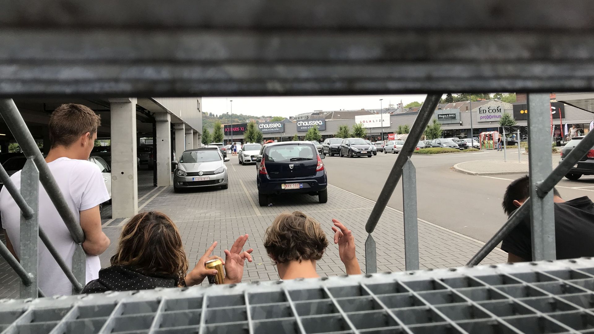 Au centre commercial Crescend'eau de Verviers, de très jeunes SDF se réunissent souvent au bord du parking pour mendier.
