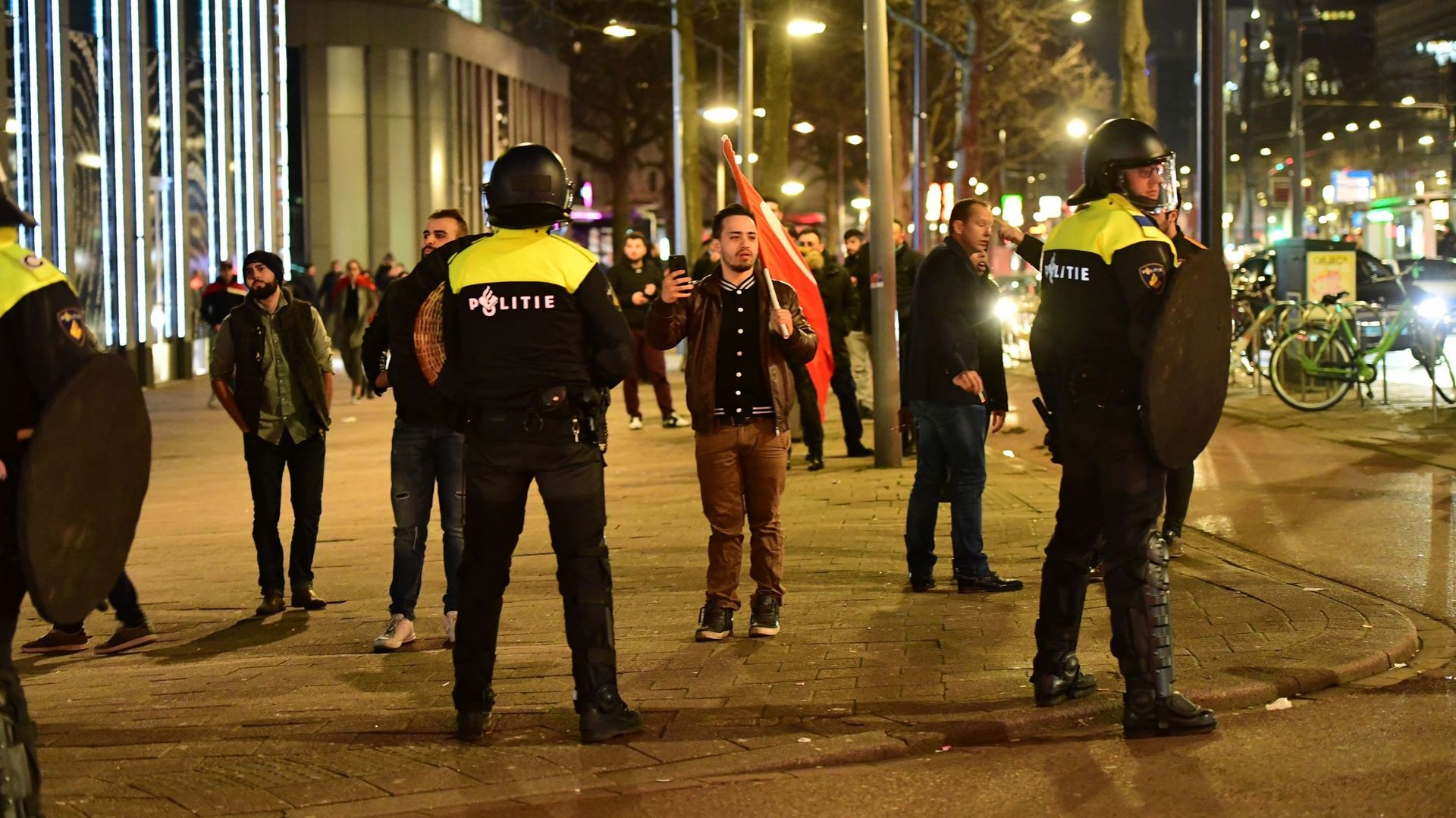 La police néerlandaise refoule des manifestants turcs à Rotterdam