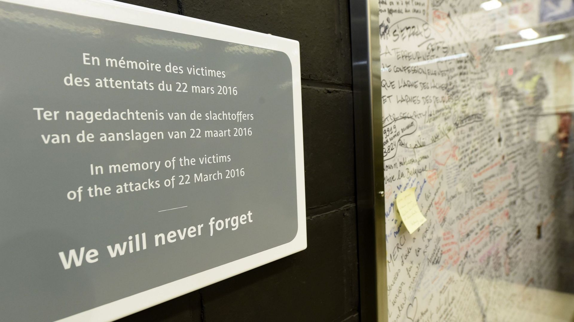Plaque commémorative, posée à Maelbeek en l’honneur des victimes de l’attentat du 22 mars.