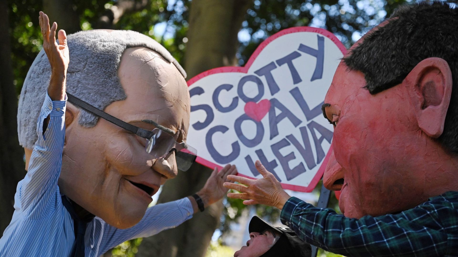 Deux personnes déguisées en caricature du Premier ministre australien Scott 'Scotty' Morrison (à g.) et du vice-Premier ministre Barnaby Joyce (à dr.) lors de la manifestation à Sydney, accusés de promouvoir les énergies fossiles comme le charbon.