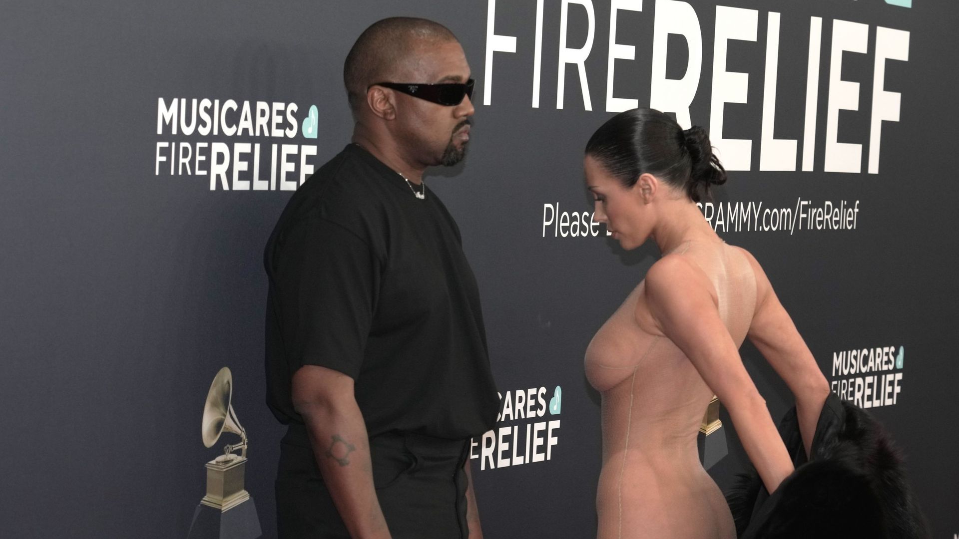 Bianca Censori débarque entièrement nue aux côtés de Kanye West et crée le  malaise aux Grammy Awards - RTBF Actus