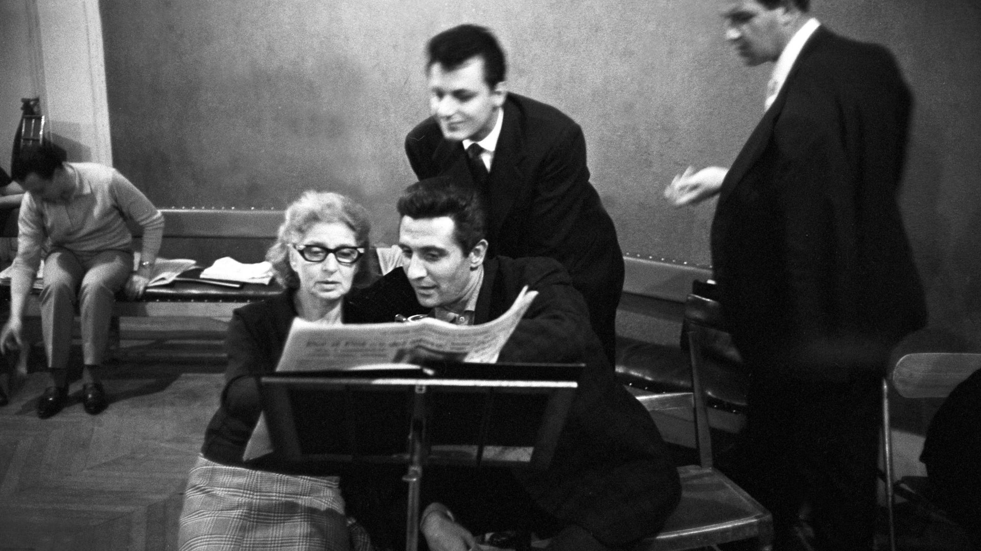 Gilbert Bécaud durant une répétition de L’Opéra d’Ara à Paris le 28 octobre 1962.