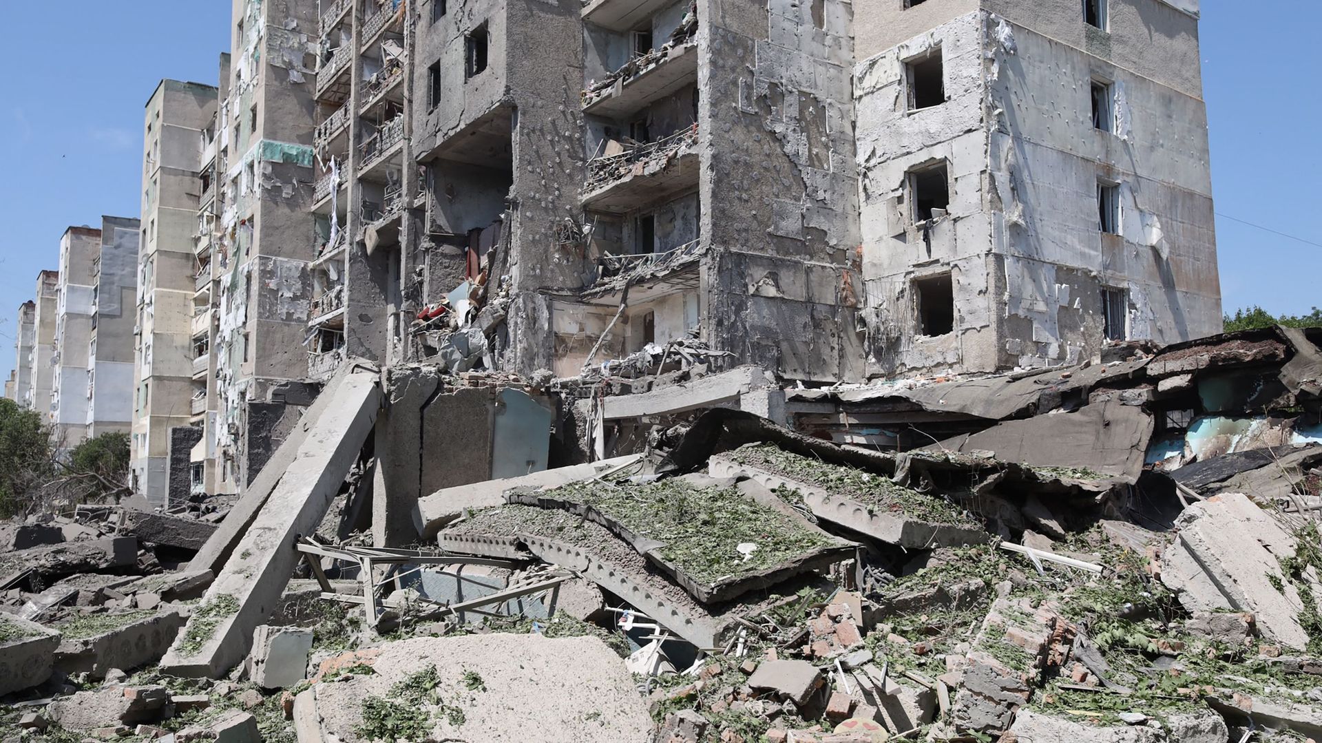 Cette photo prise le 1er juillet 2022 montre une vue générale d'un bâtiment détruit après avoir été touché par un tir de missile dans la ville ukrainienne de Sergiyvka , près d'Odessa, faisant au moins 20 morts et 38 blessés.    crédit: Oleksandr GIMANOV 