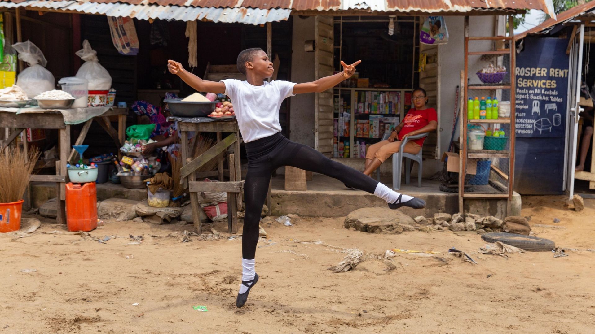 Anthony Mmesoma Madu, le jeune danseur nigérian qui avait ému la toile en dansant sous la pluie vient de recevoir une bourse d’étude