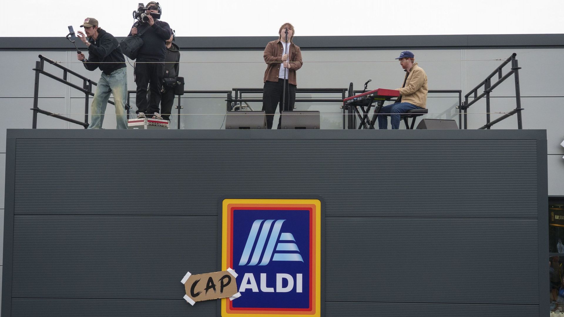 Quand Lewis Capaldi se produit sur le toit d’un supermarché Aldi (vous l’avez ?)