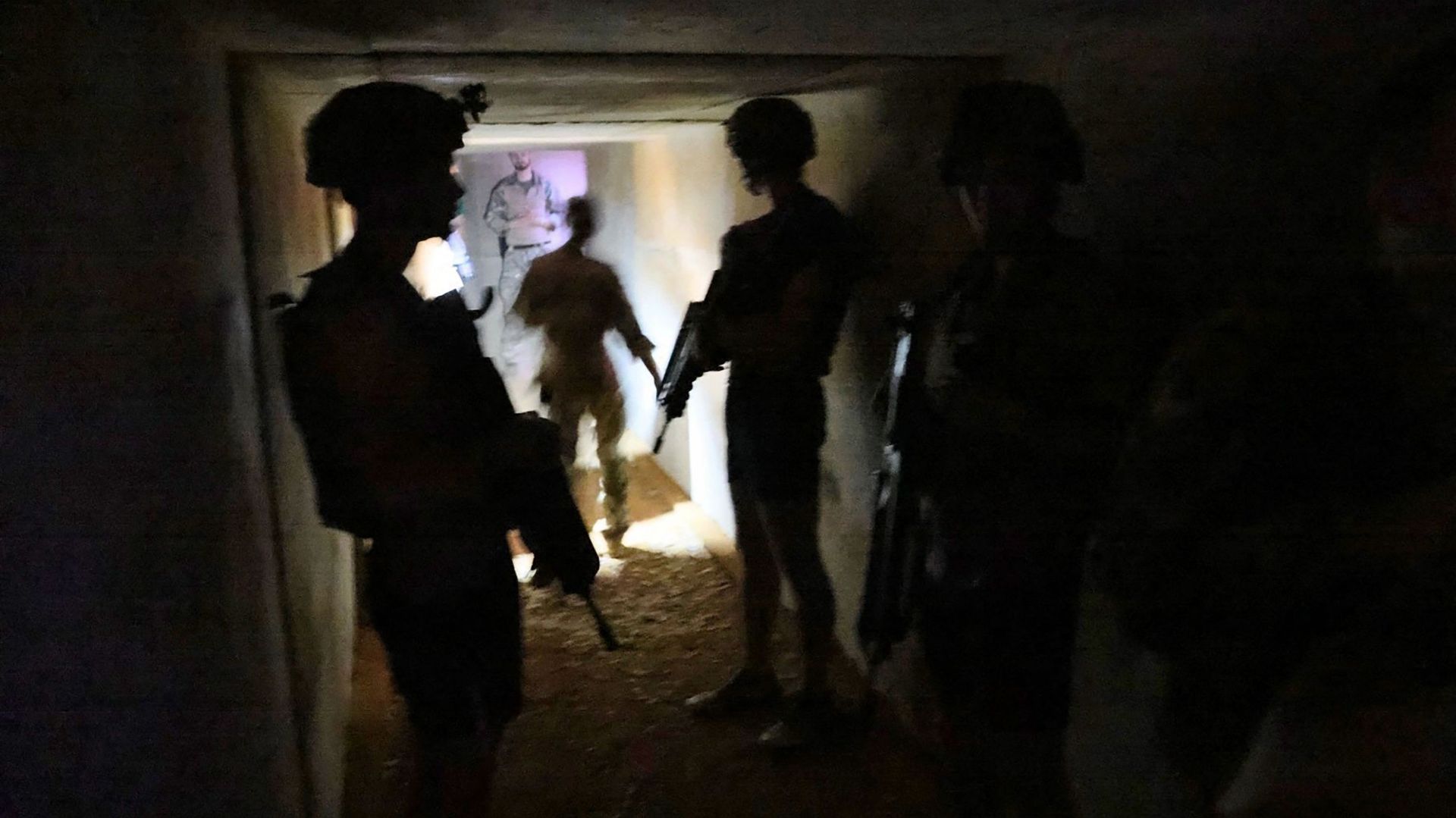Des soldats français de l’opération Barkane se protègent dans un abri lors d’une attaque à la roquette sur la base militaire de Gao au Mali, le 5 décembre 2021.