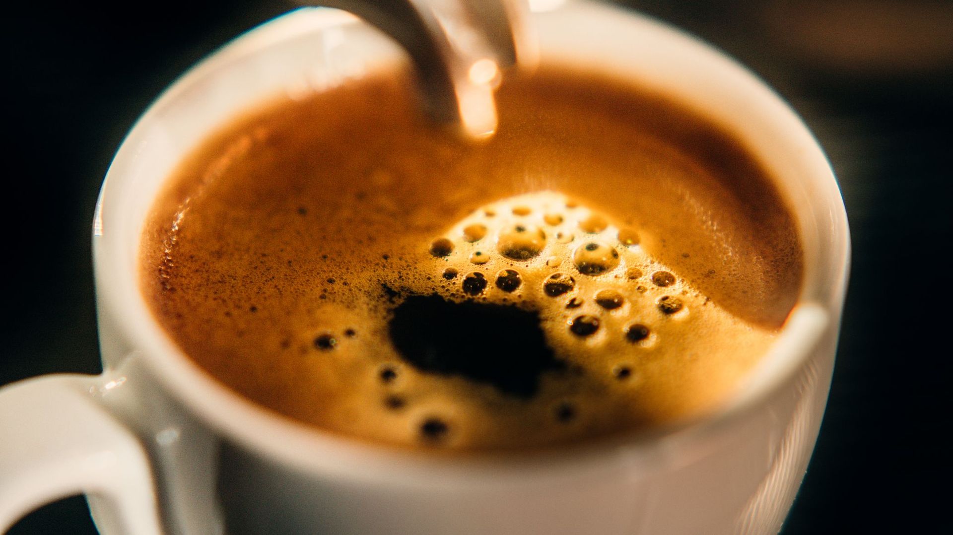 Comment chauffer sa cafetière et verser le lait pour obtenir le meilleur café possible ?