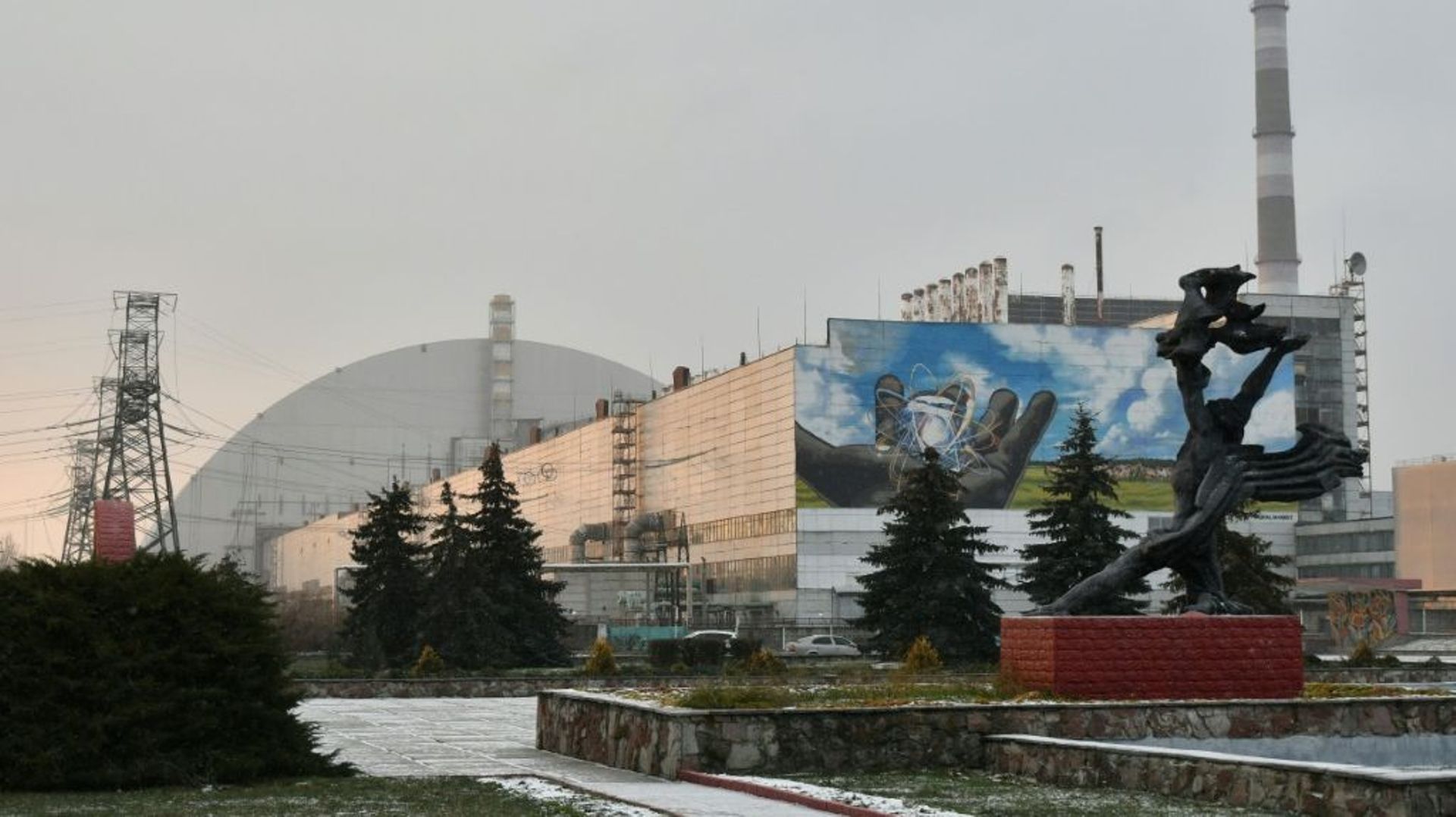 Le sarcophage au-dessus duq uatrième réacteur de la centrale nucléaire de Tchernobyl, en Ukraine, le 8 décembre 2020