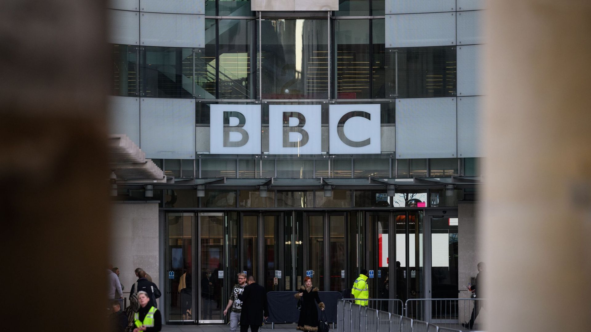 Le gouvernement britannique gèle la redevance de la BBC.