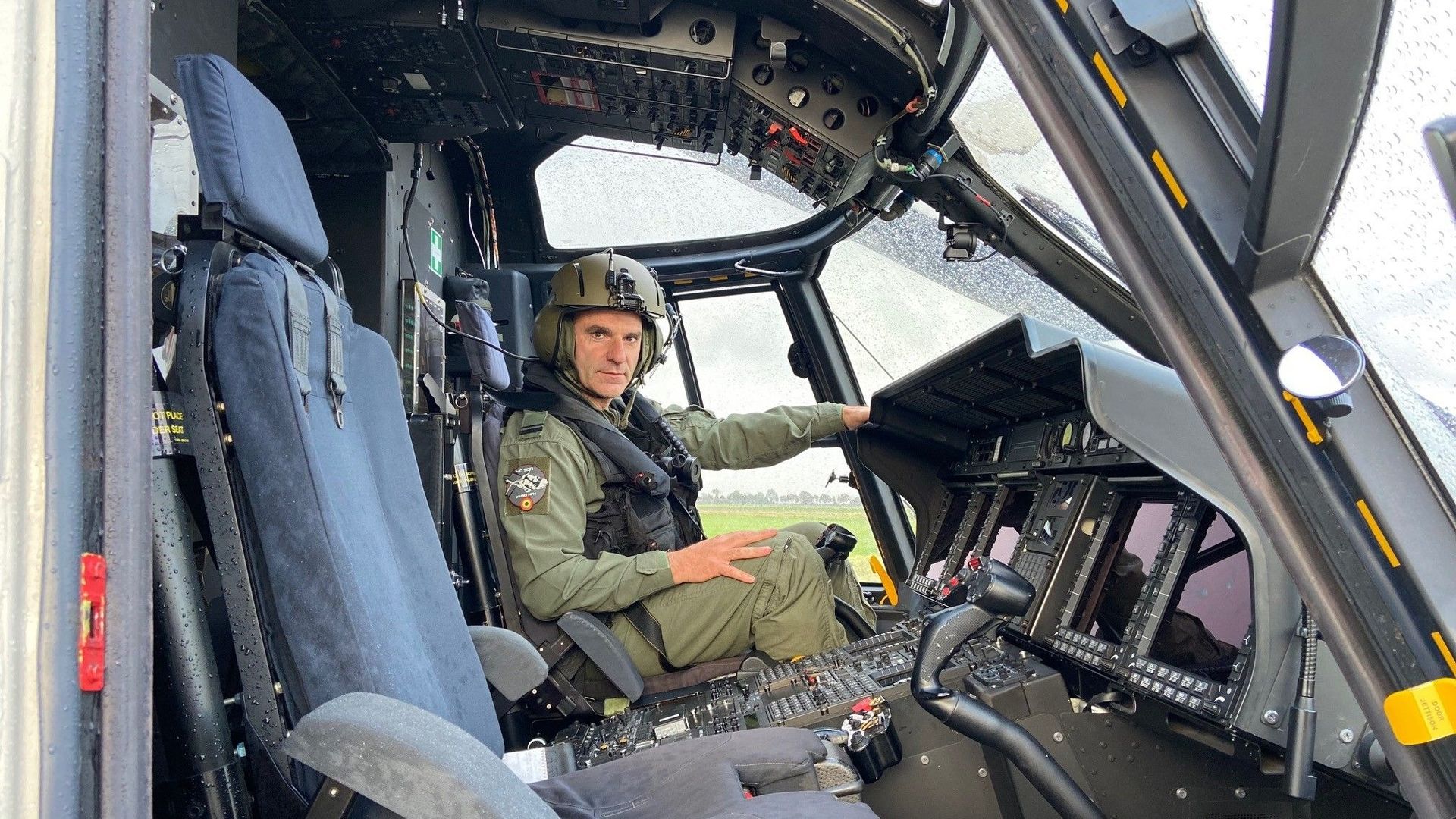 Le major aviateur Steven Boxberger aux commandes du NH90
