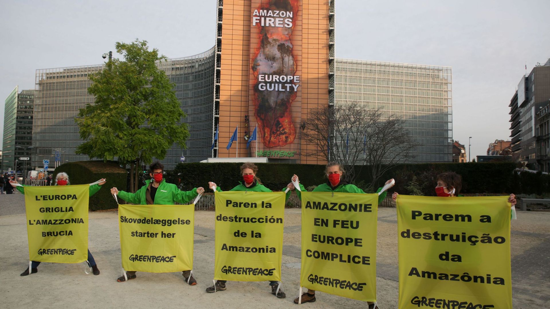 Amazonie : Greenpeace déploie une banderole géante à la Commission européenne