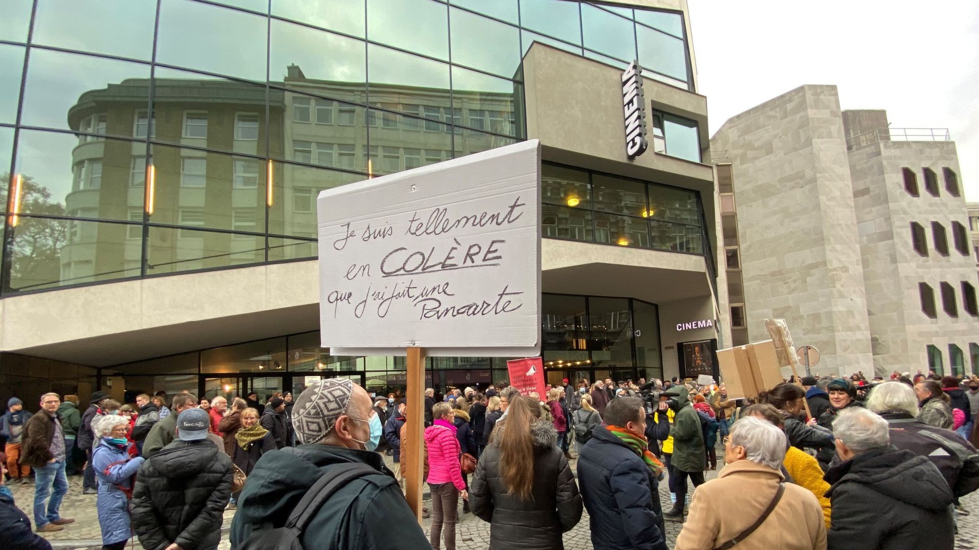 Liège : plusieurs centaines de personnes devant le cinéma Sauvenière pour soutenir la culture contre les mesures du Codeco