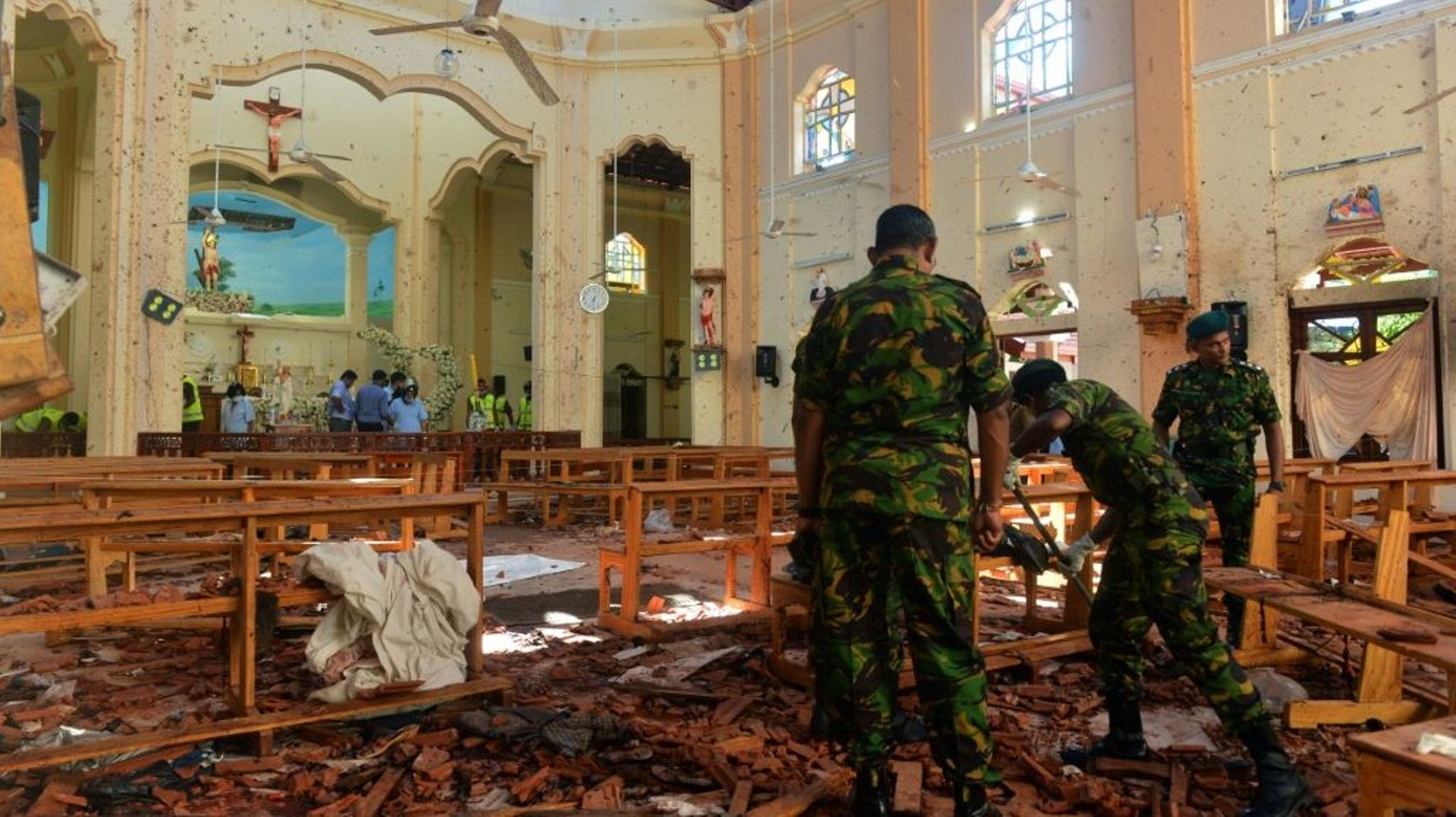 Les décombres dans l'église Saint-Sebastien de Negombo, le 22 avril 2019 le lendemain des explosions meurtrières