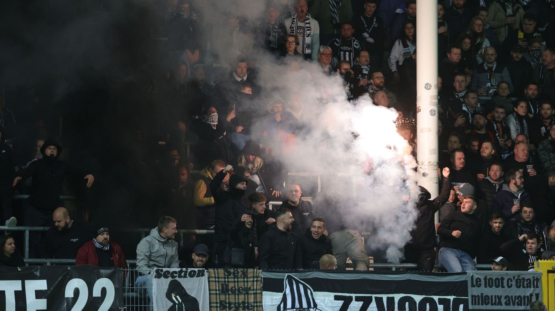 La sanction est tombée – Charleroi exclut 120 de ses supporters pendant 5 matches : "Si ça peut aider le club…"