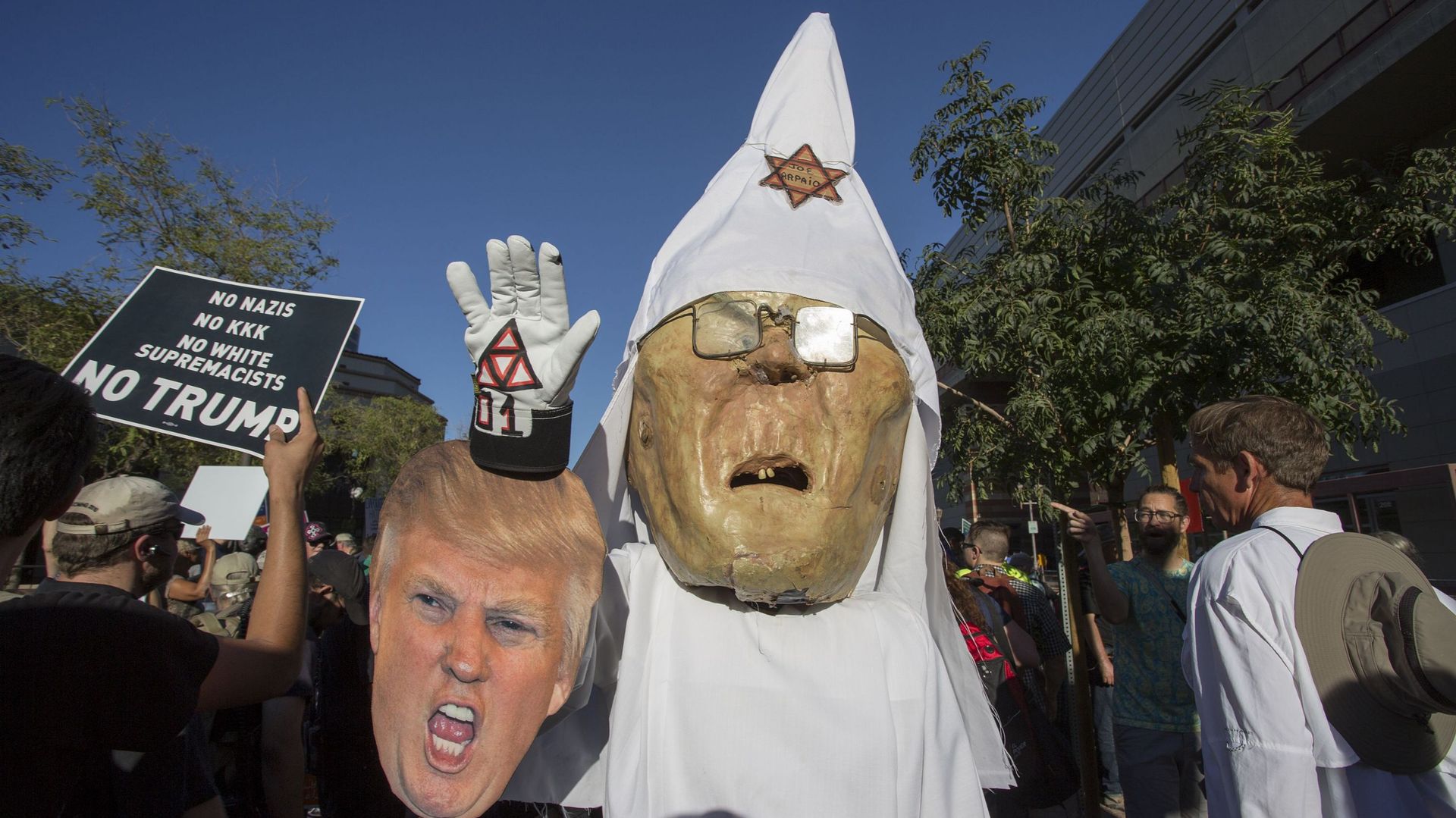 Caricature du président Trump avec un membre du KKK