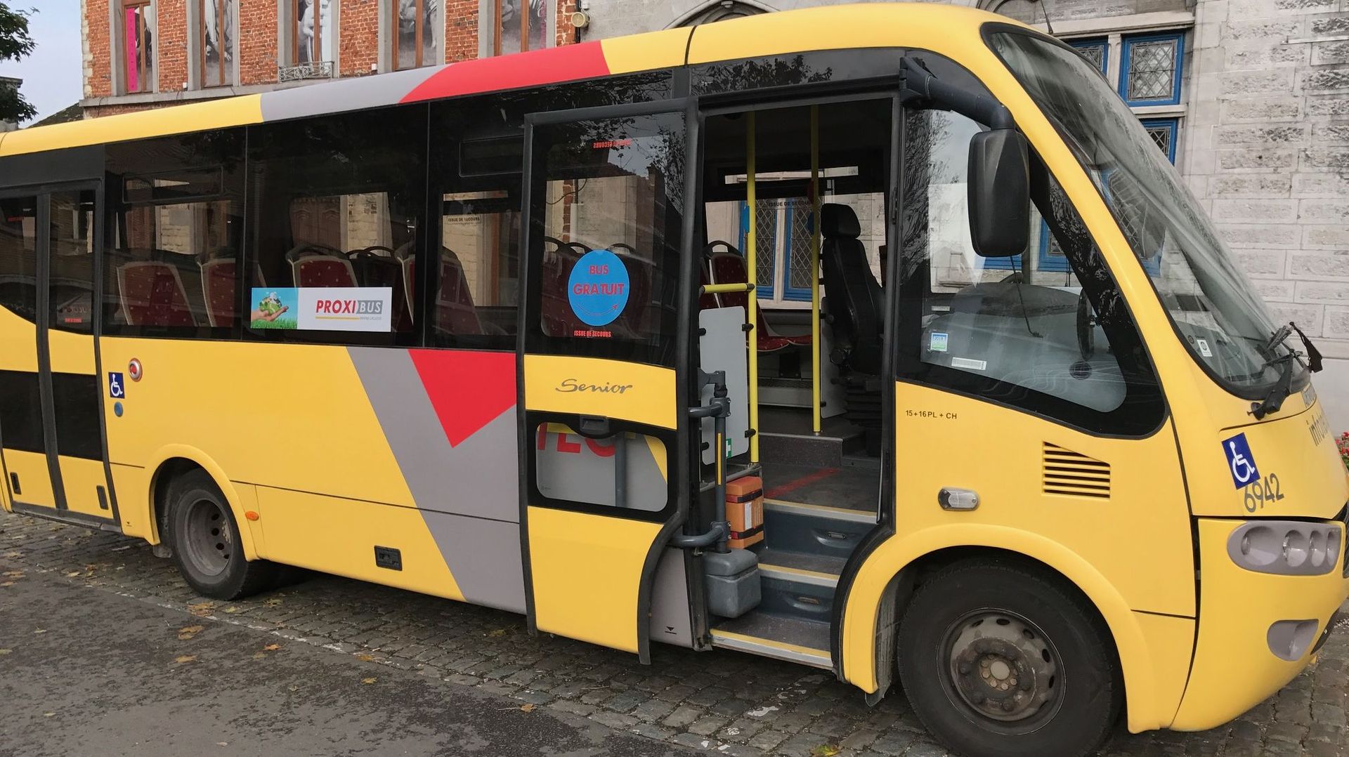 La capacité actuelle du Proxibus de Braine-l'Alleud est de 15 places assises et 16 places debout. Il est aménagé pour pouvoir accueillir des passagers PMR. L'an prochain, de nouveaux véhicules Proxibus, plus grands, devraient pouvoir embarquer quelque 55 