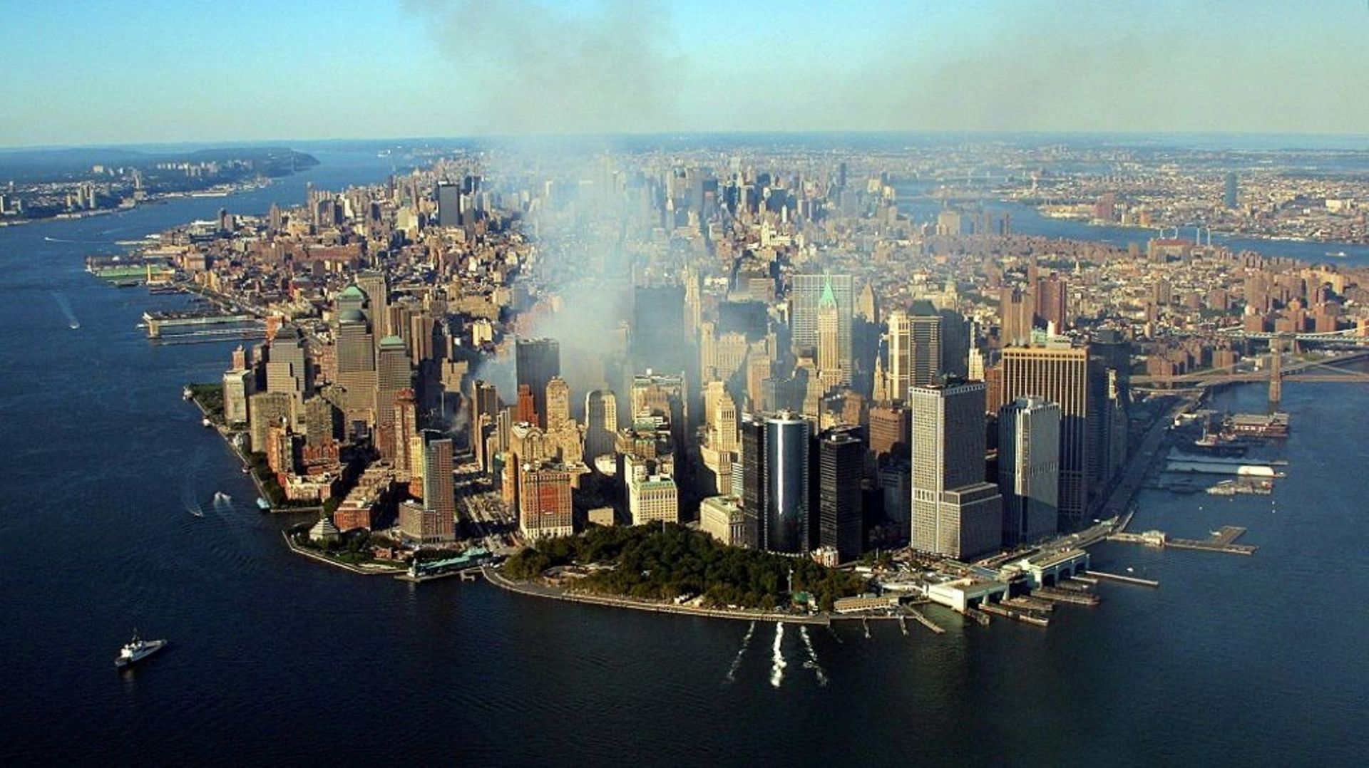 La fumée continue à s'élever de la pointe de Manhattan, le 15 septembre 2001, quatre jours après les attentats

