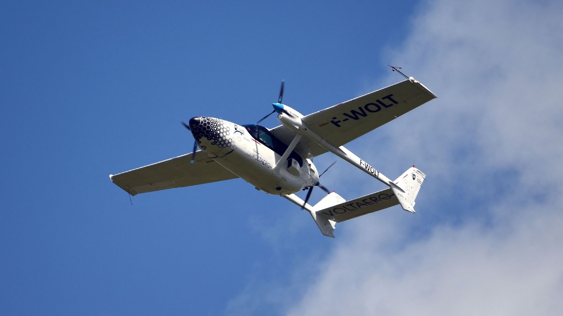 Silencieux, économe : l'avion hybride, une carte à jouer dans l'aviation régionale ?