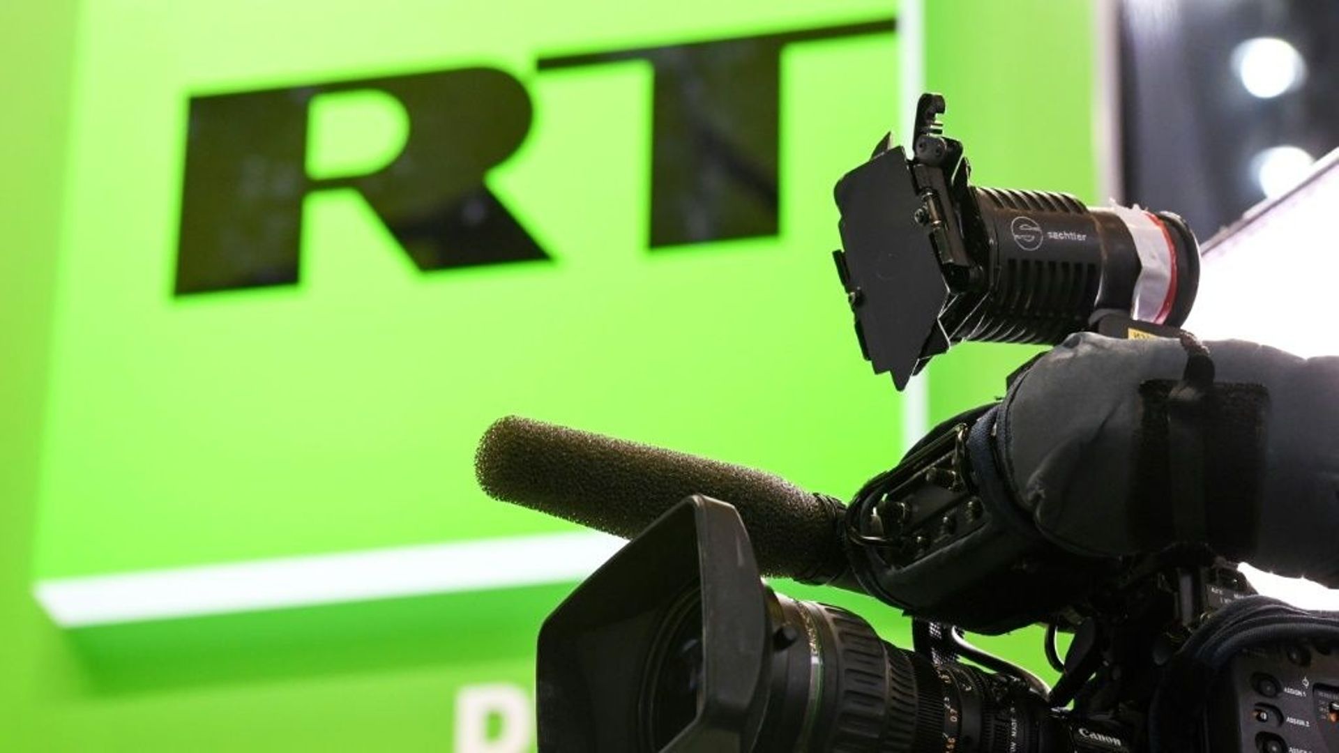 Le logo de la chaîne de télévision russe RT en mai 2018 à Saint-Pétersbourg