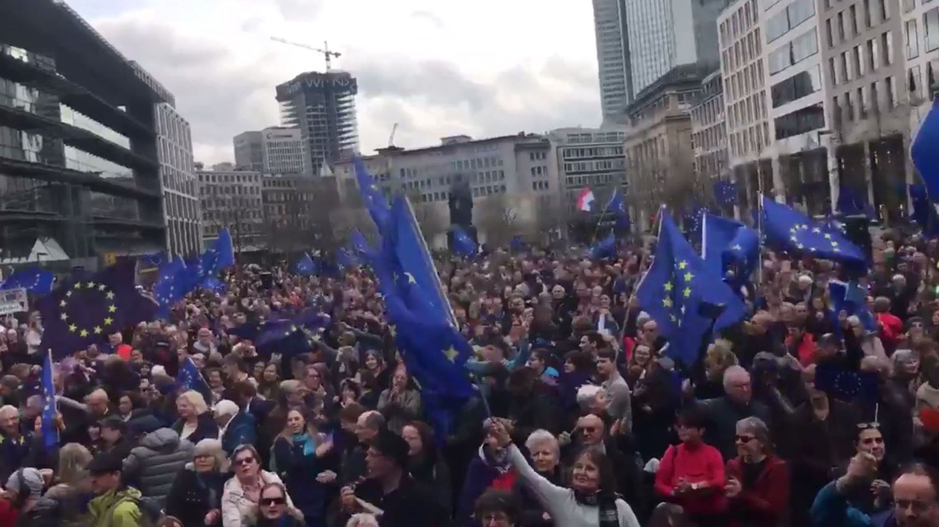 Plusieurs Milliers De Manifestants Pro-européens Défilent En Allemagne ...