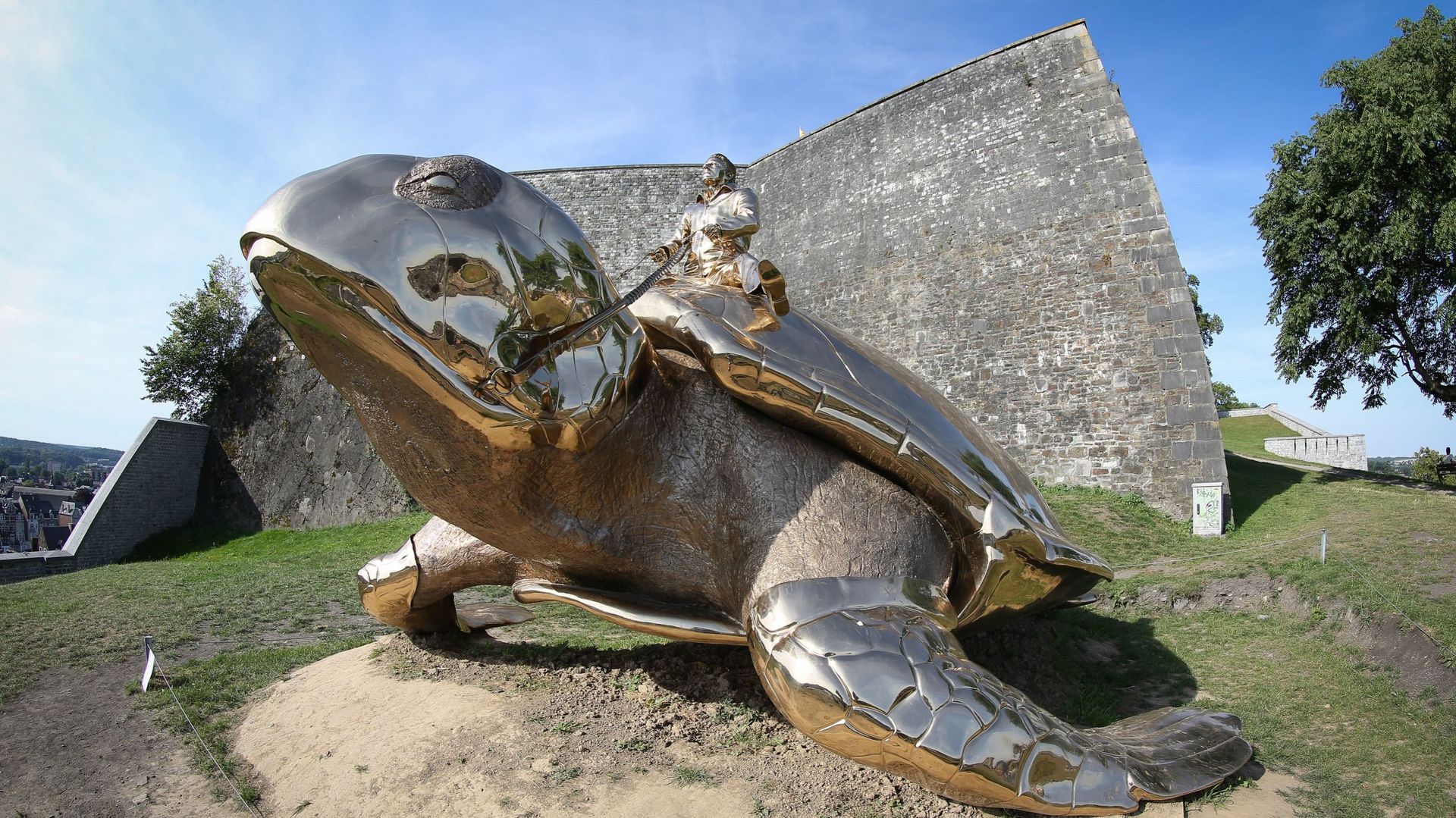 La tortue de Jan Fabre se dresse sur le site de la citadelle de Namur