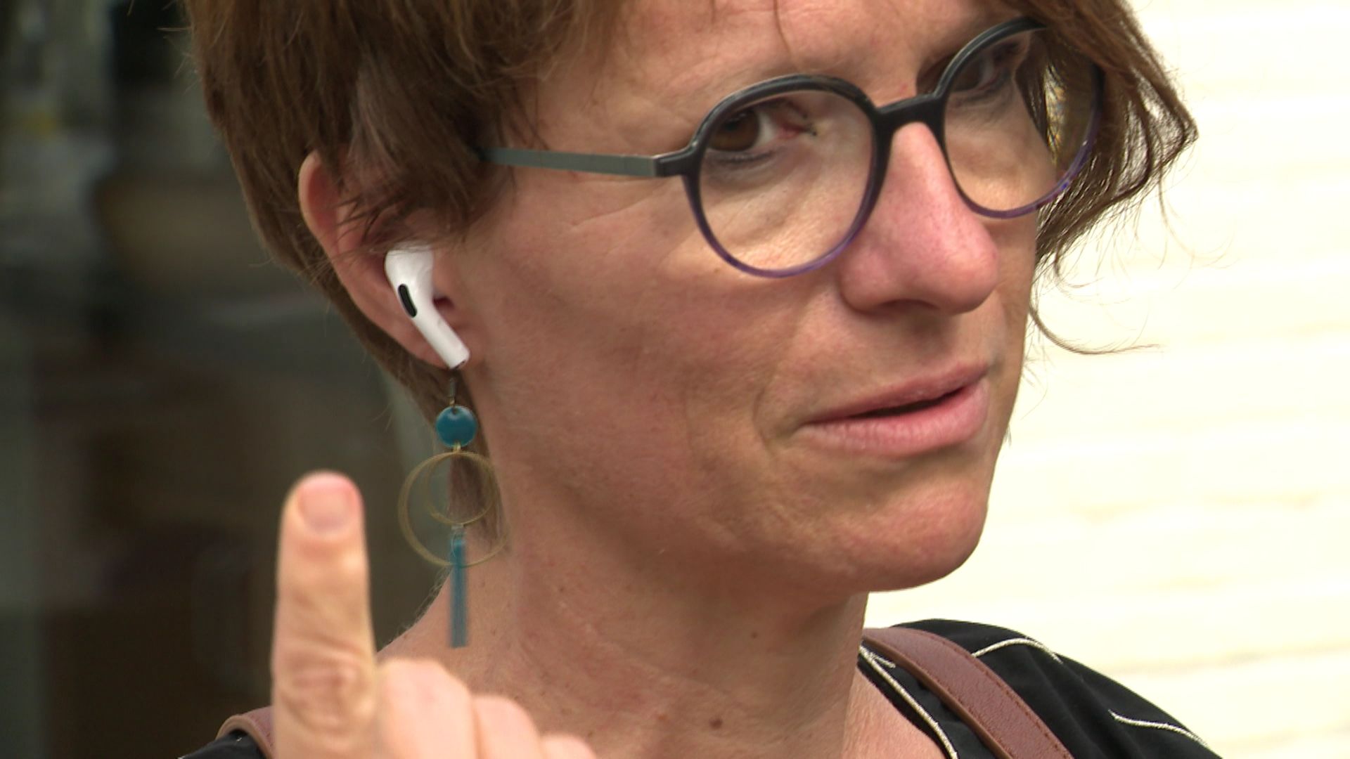 Valérie Delcourt, 48 ans, atteinte du Covid long, doit se munir de ses écouteurs qui diffusent du bruit blanc afin de ne pas être incommodée lorsqu'elle fait ses courses.