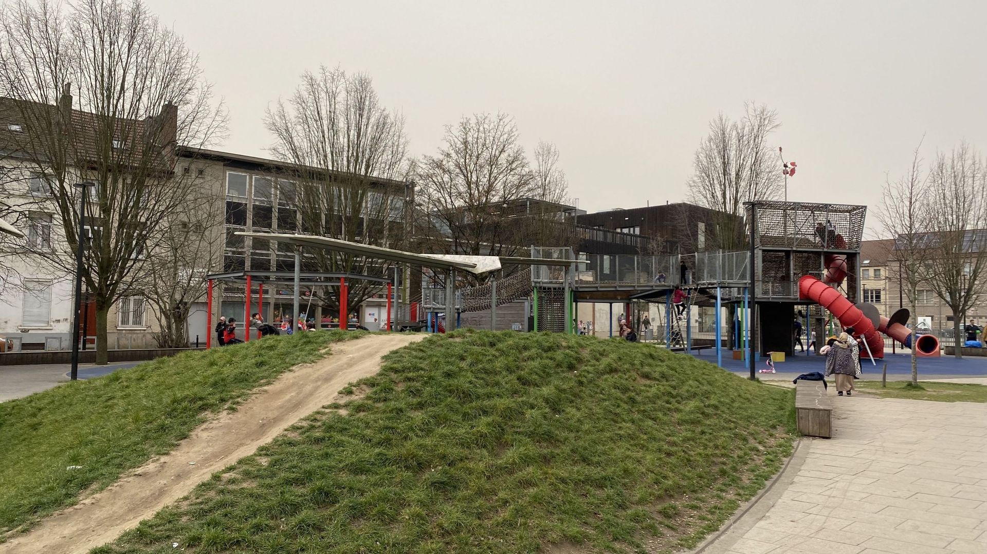 Le parc Bonnevie est aujourd’hui un lieu central de rencontre et d’activités pour petits et grands à Molenbeek. Ce n’était pas vraiment le cas avant sa rénovation.