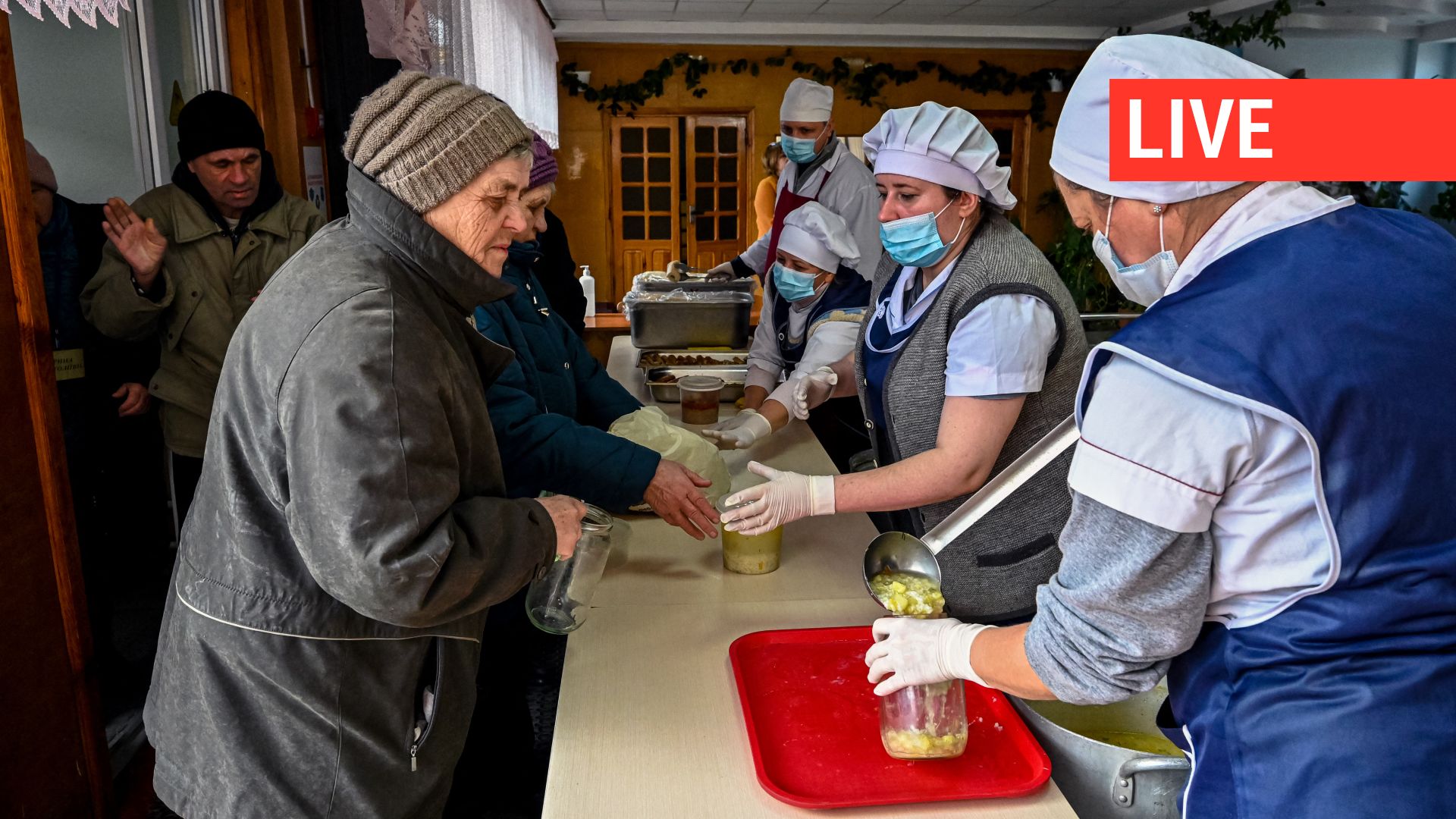 Des résidents locaux reçoivent des aliments chauds distribués par les autorités municipales dans la deuxième plus grande ville ukrainienne de Kharkiv, le 1er décembre 2022.