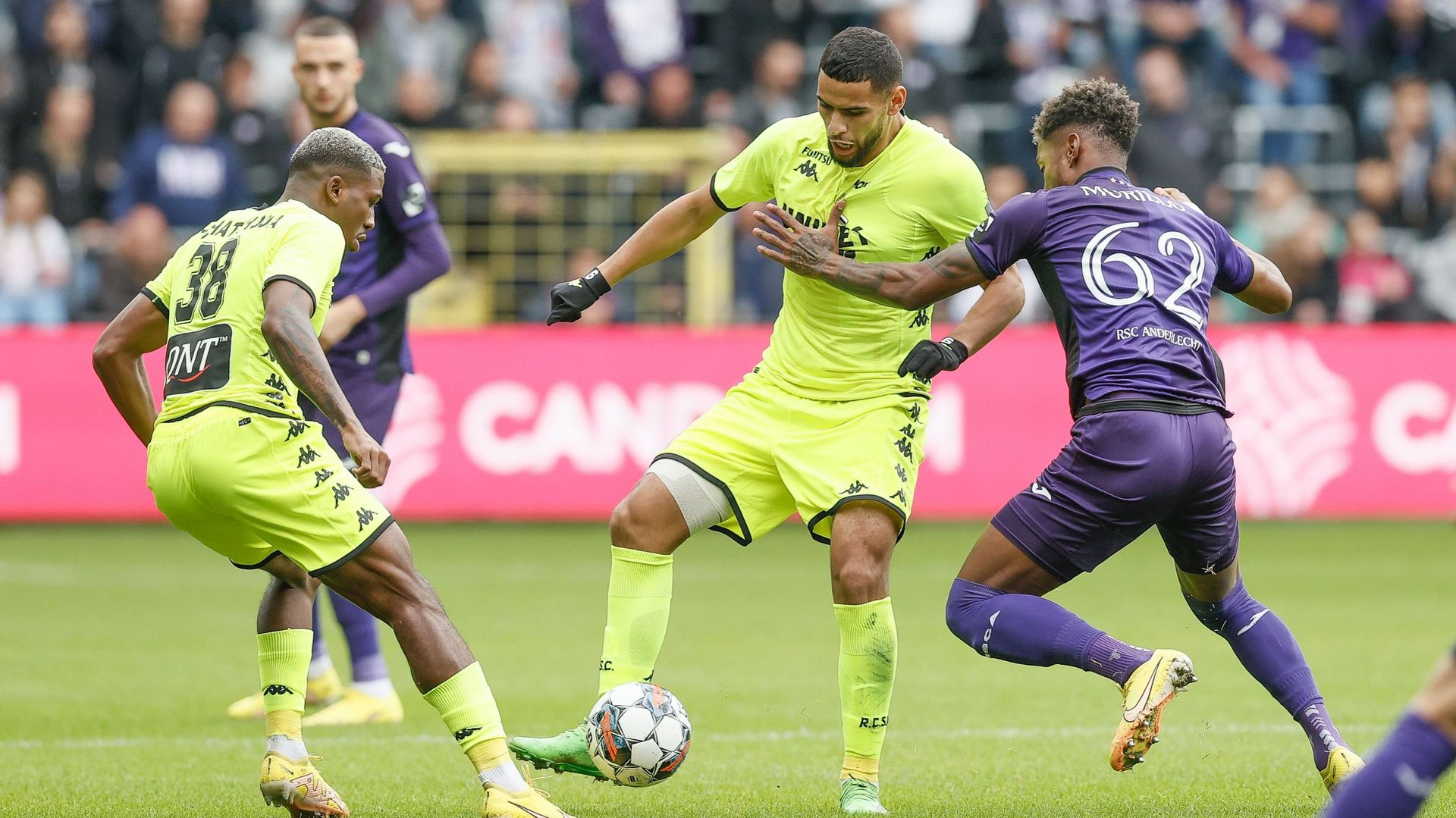 Bruges et Charleroi, les deux clubs de Pro League qui réalisent le plus de passes par match