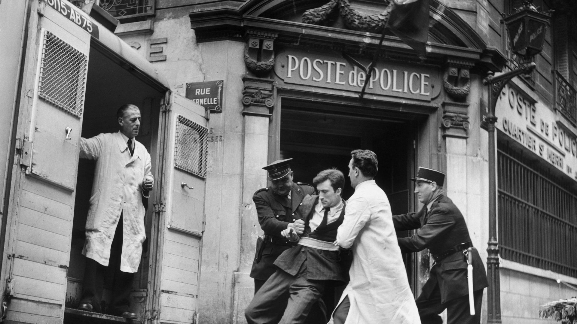Internement : un homme dans une rue de Paris, 1954