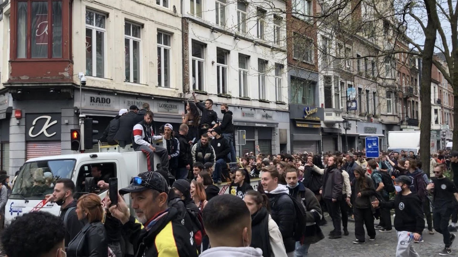 Quatorze arrestations administratives ont eu lieu en marge d'un cortège dans les rues de Liège samedi après-midi. 
