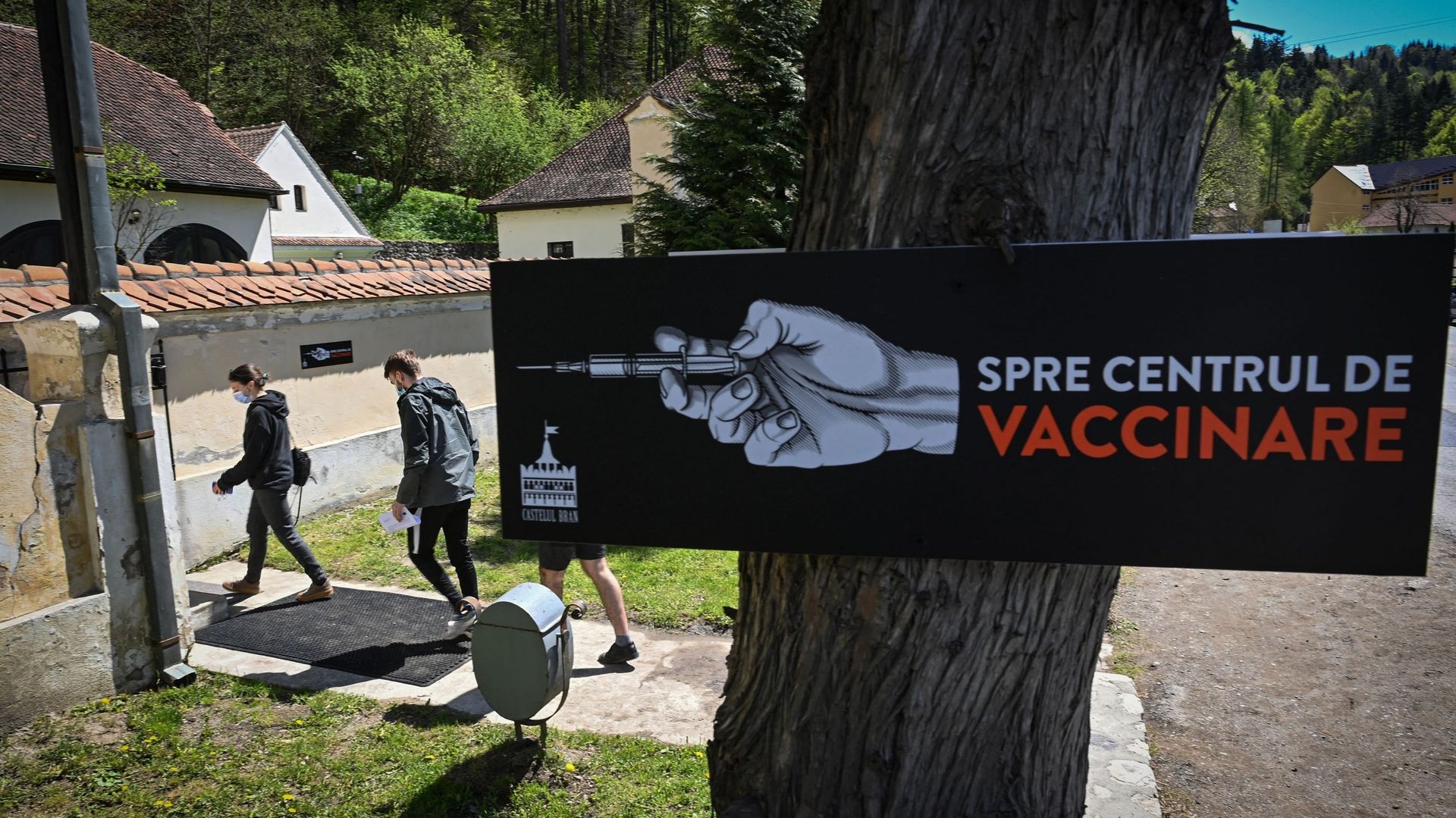 Des personnes arrivent au centre de vaccination pendant le marathon de vaccination organisé au Château de Bran, dans le village de Bran en Roumanie, le 8 mai 2021. 